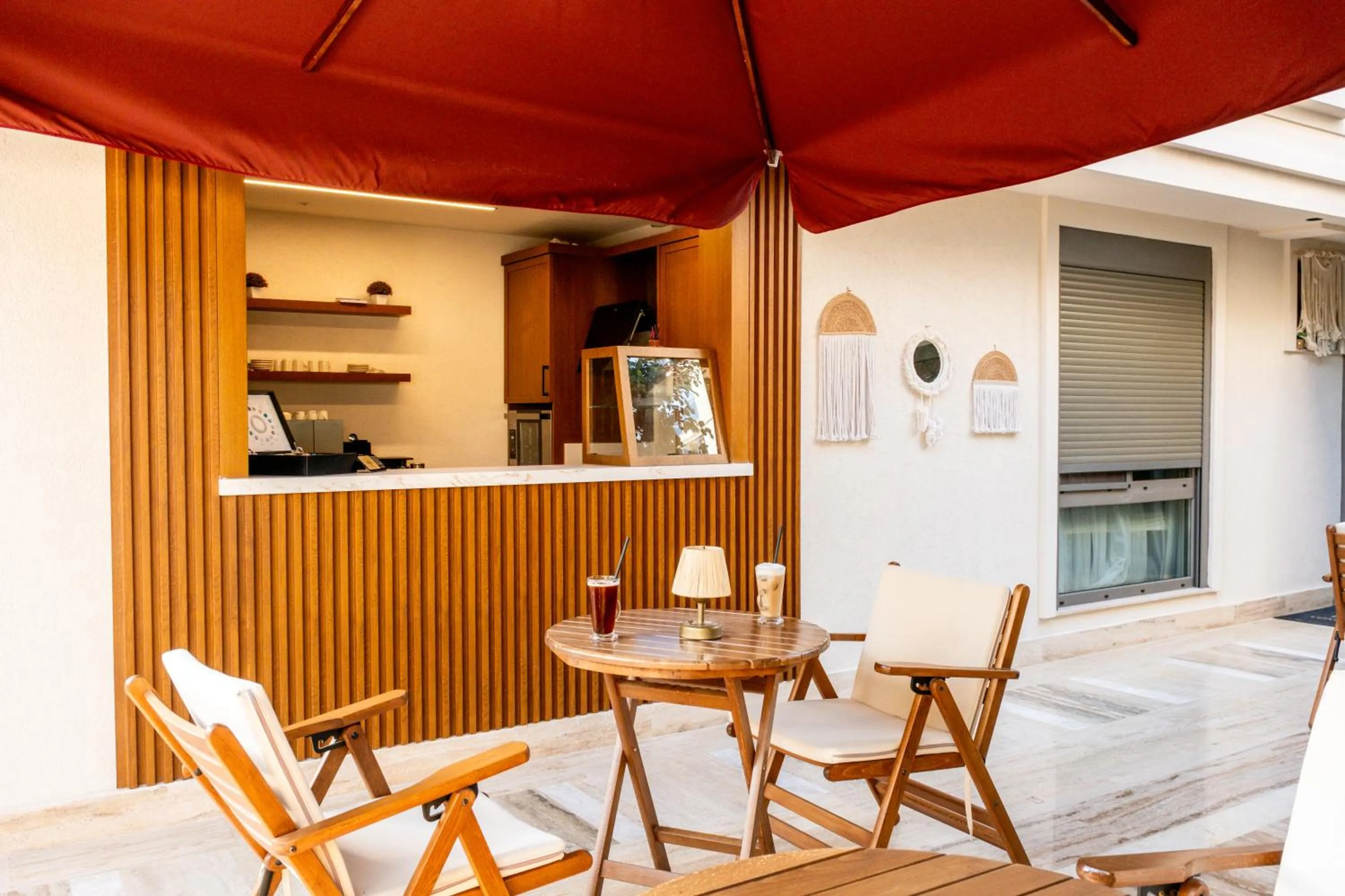 Restaurant/places to eat in Los Suites