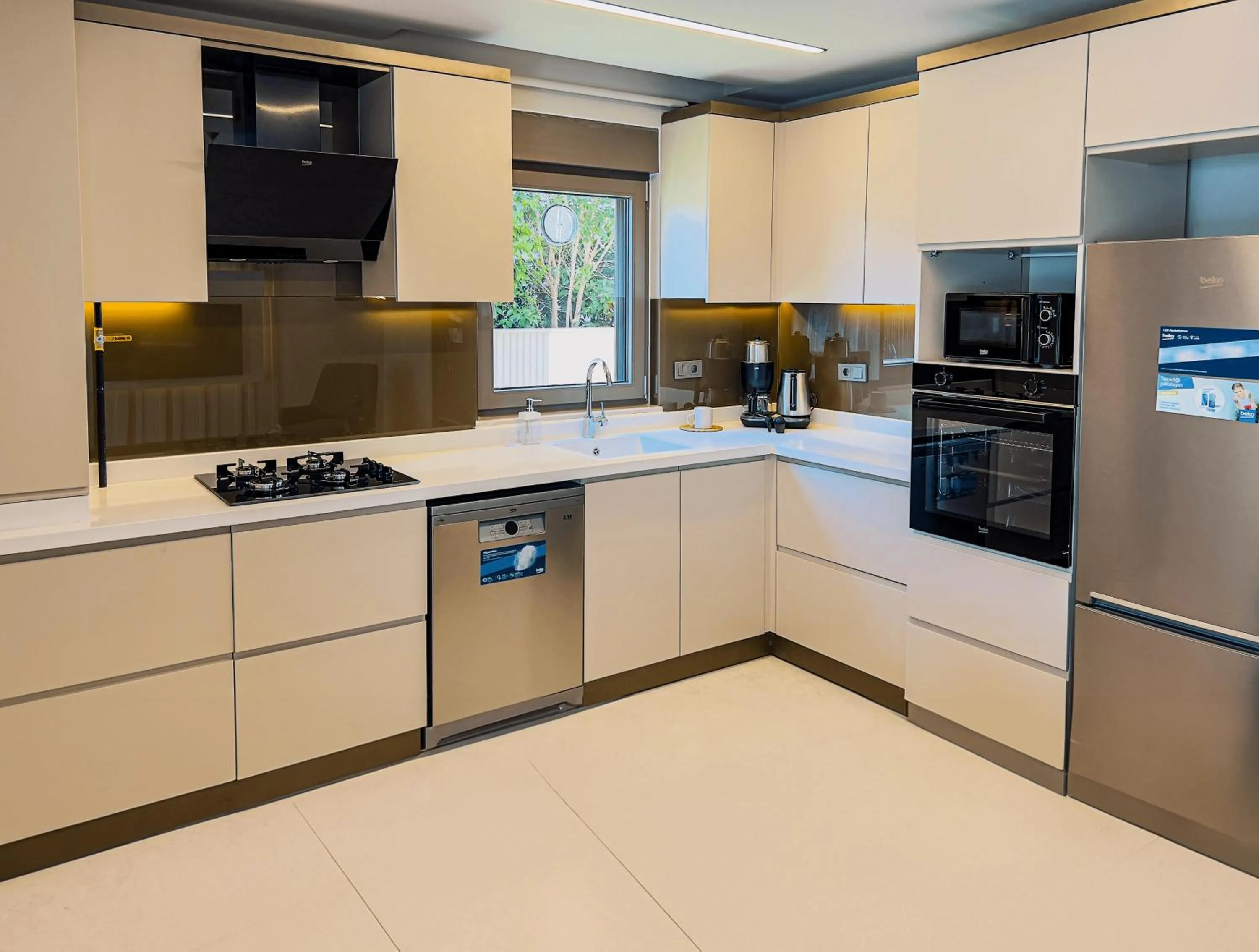 Kitchen or kitchenette in Los Suites