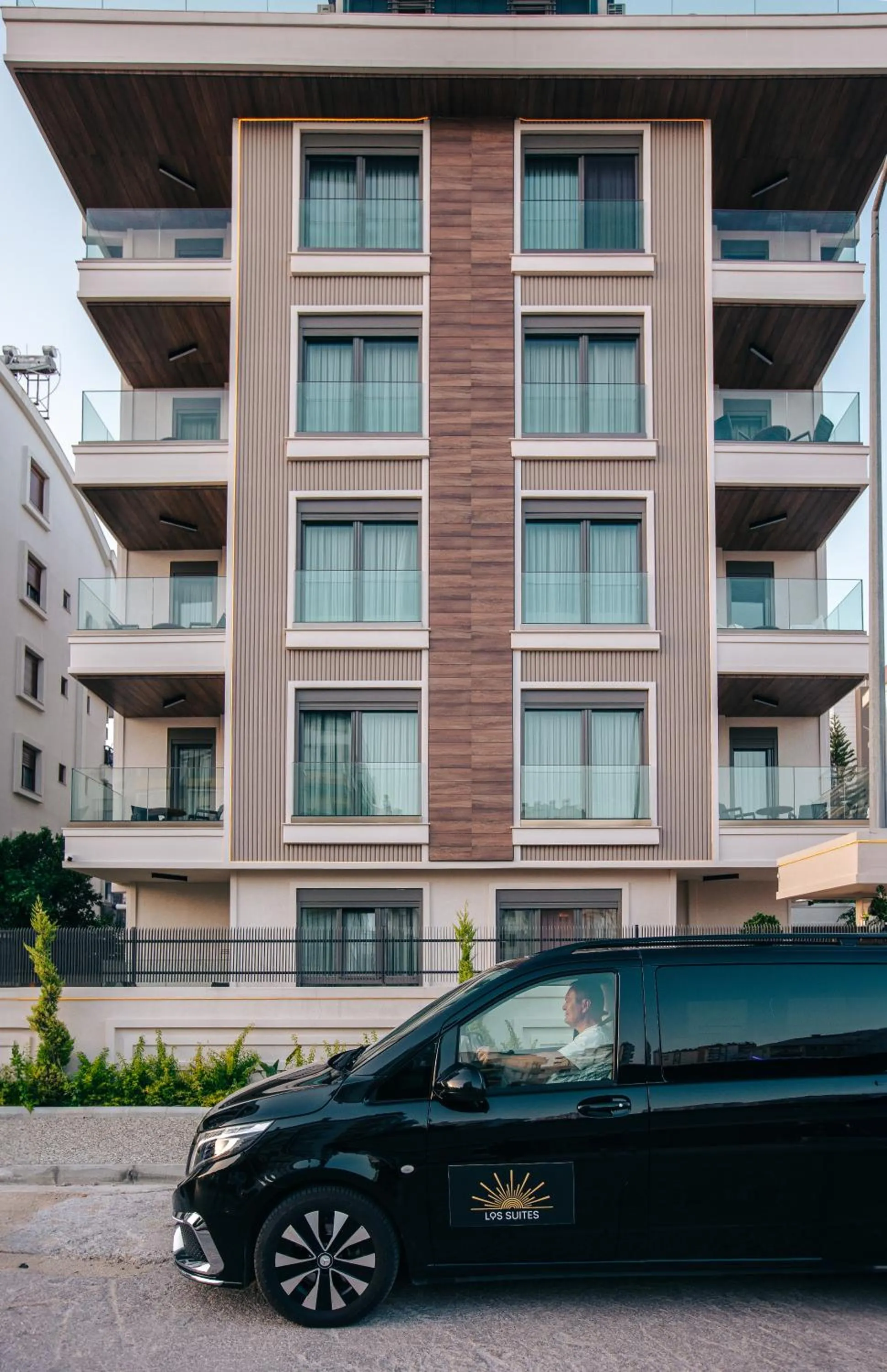 Property building in Los Suites