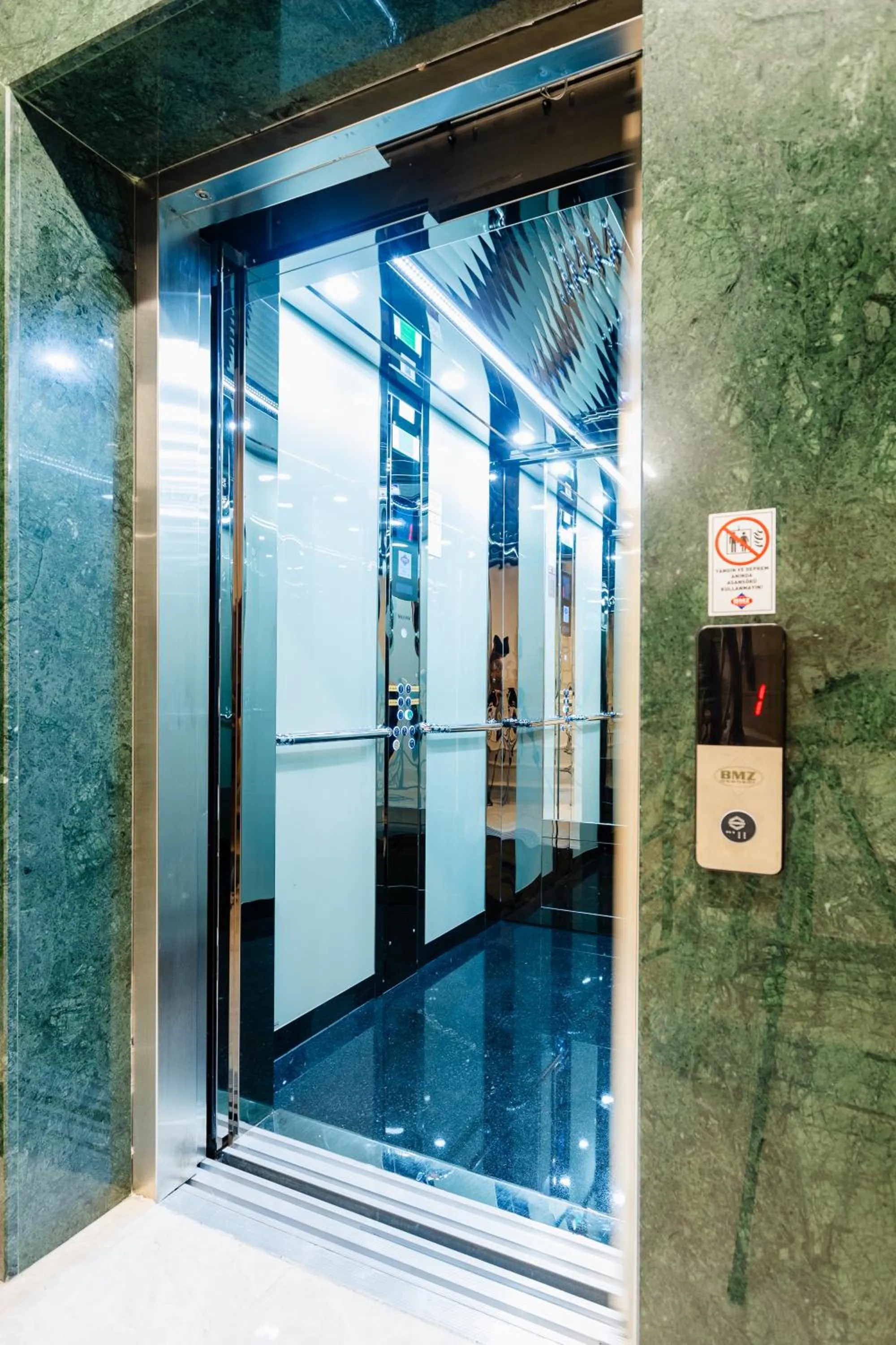 elevator in Los Suites