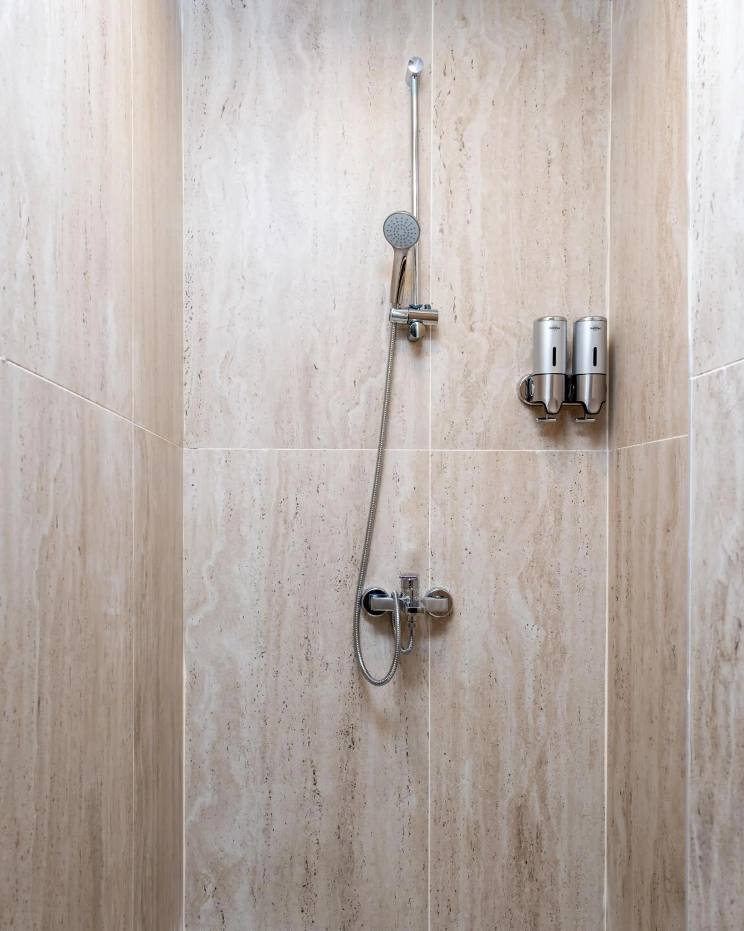 Shower in Los Suites