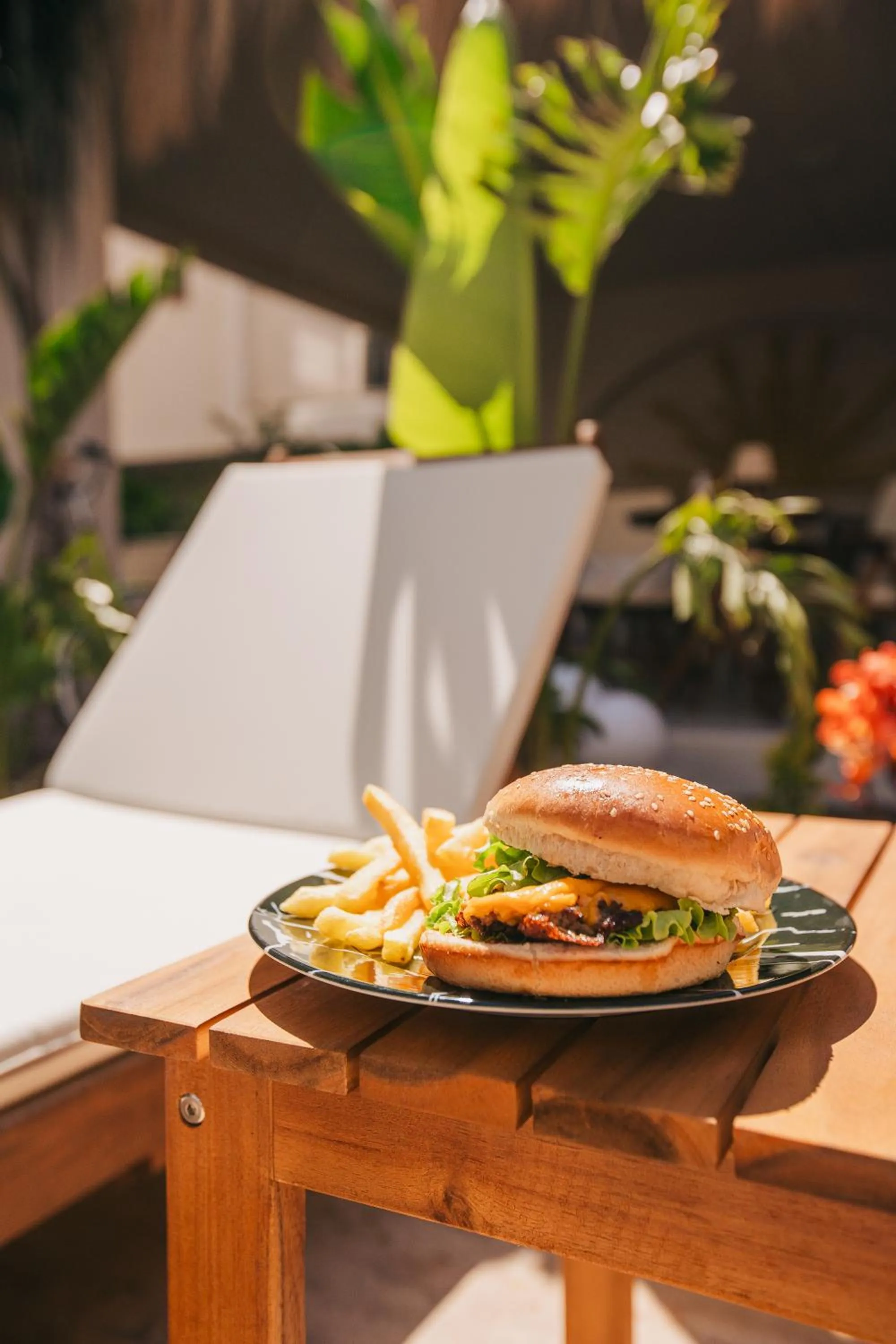 Restaurant/places to eat in Los Suites