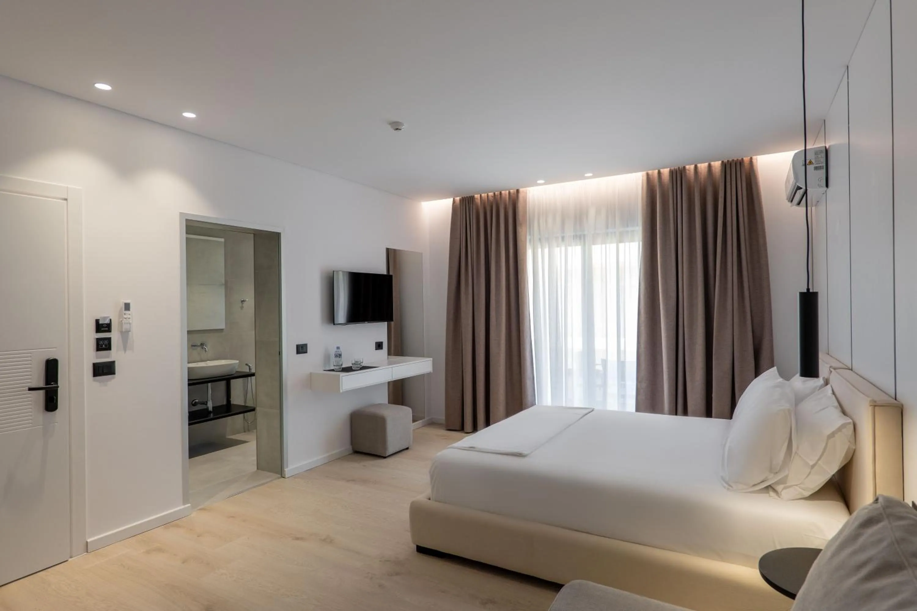 Photo of the whole room, Bed in Arrei Hotel