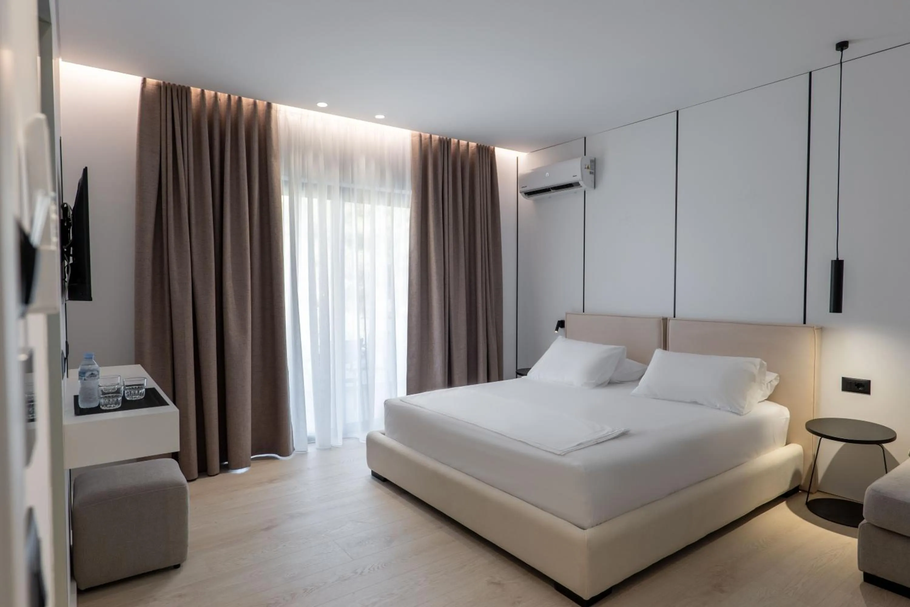 Photo of the whole room, Bed in Arrei Hotel