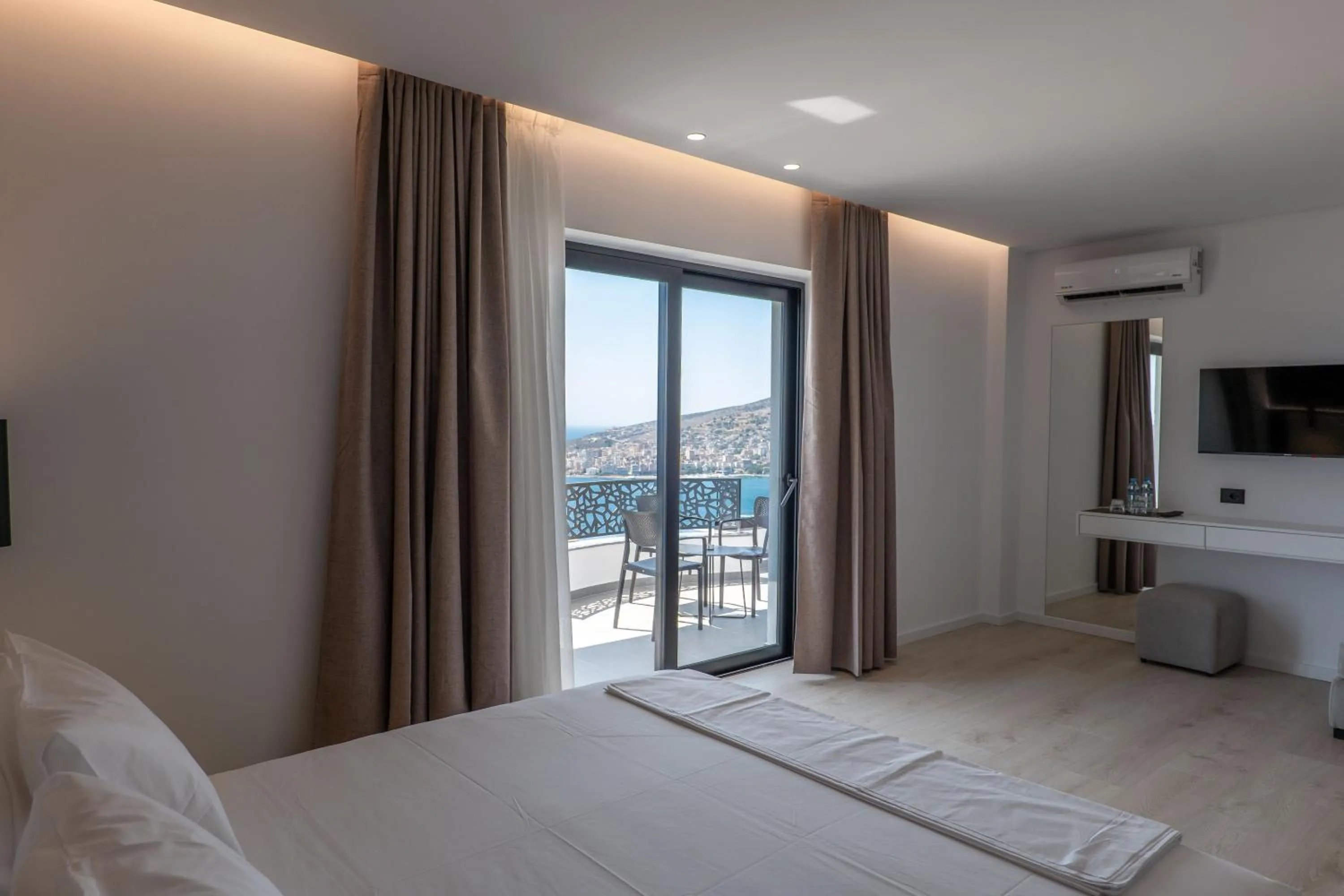 Photo of the whole room, Bed in Arrei Hotel