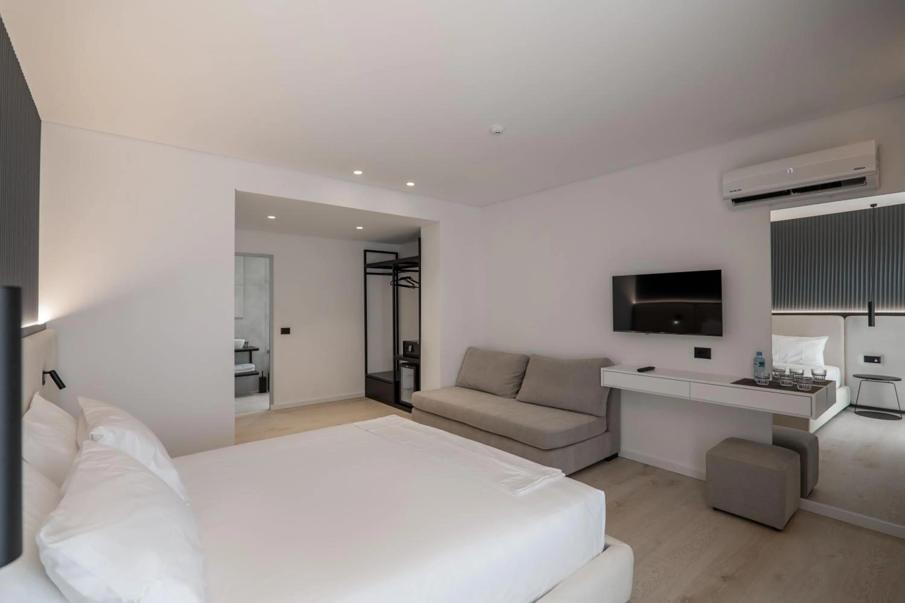 Photo of the whole room, Bed in Arrei Hotel