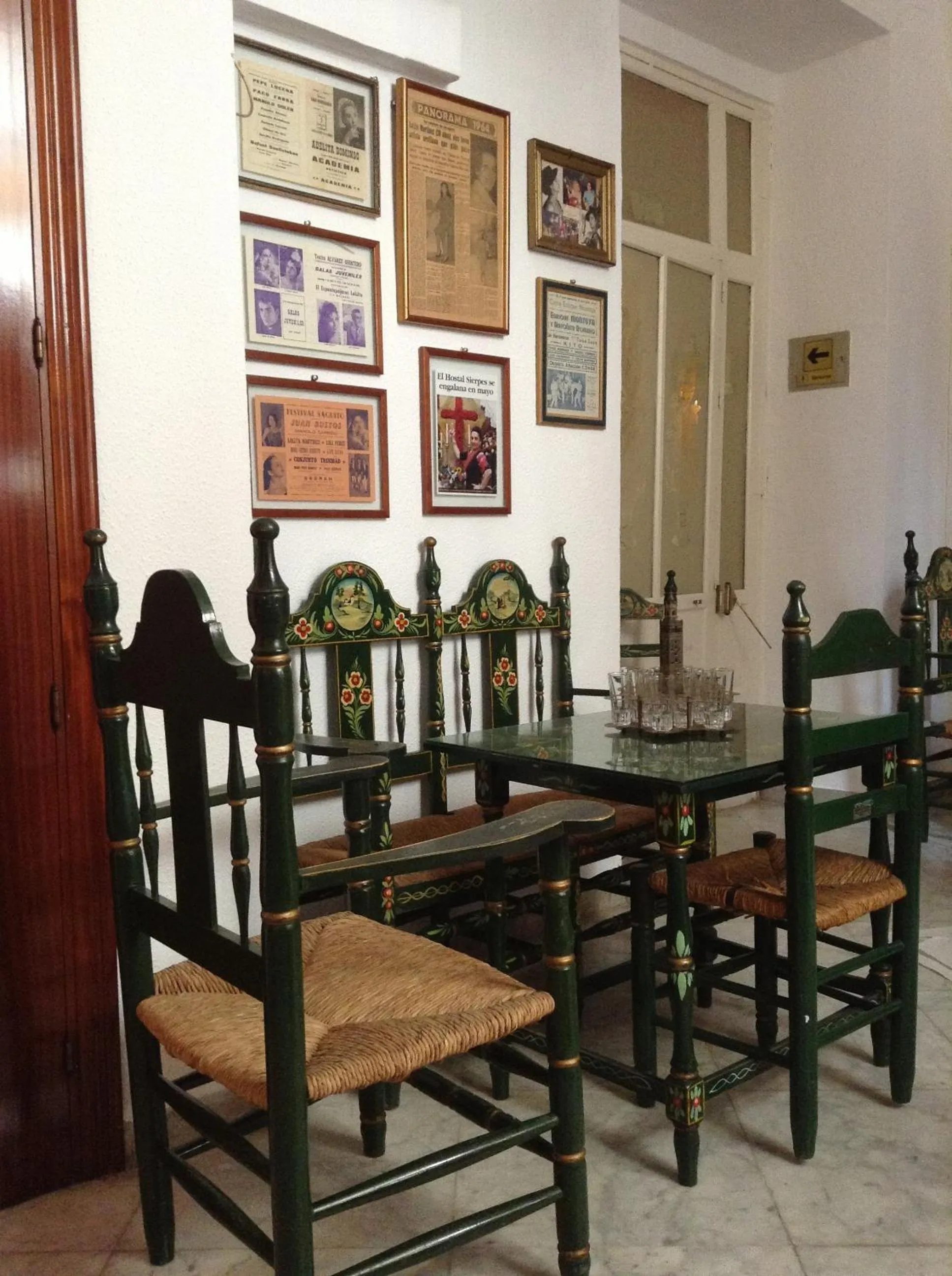 Lounge or bar in Hostal Sierpes