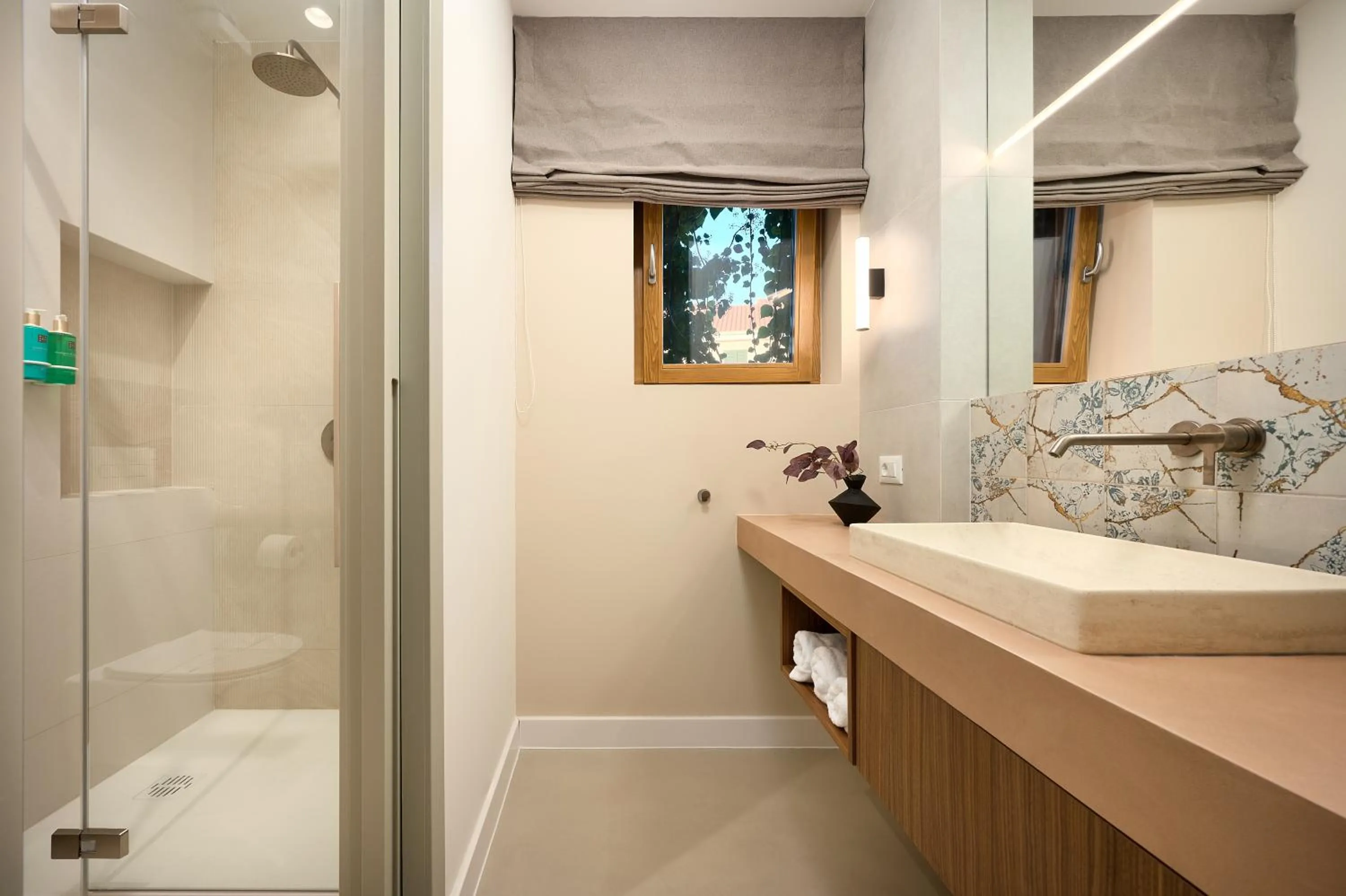 Shower in Central Heritage Hotel