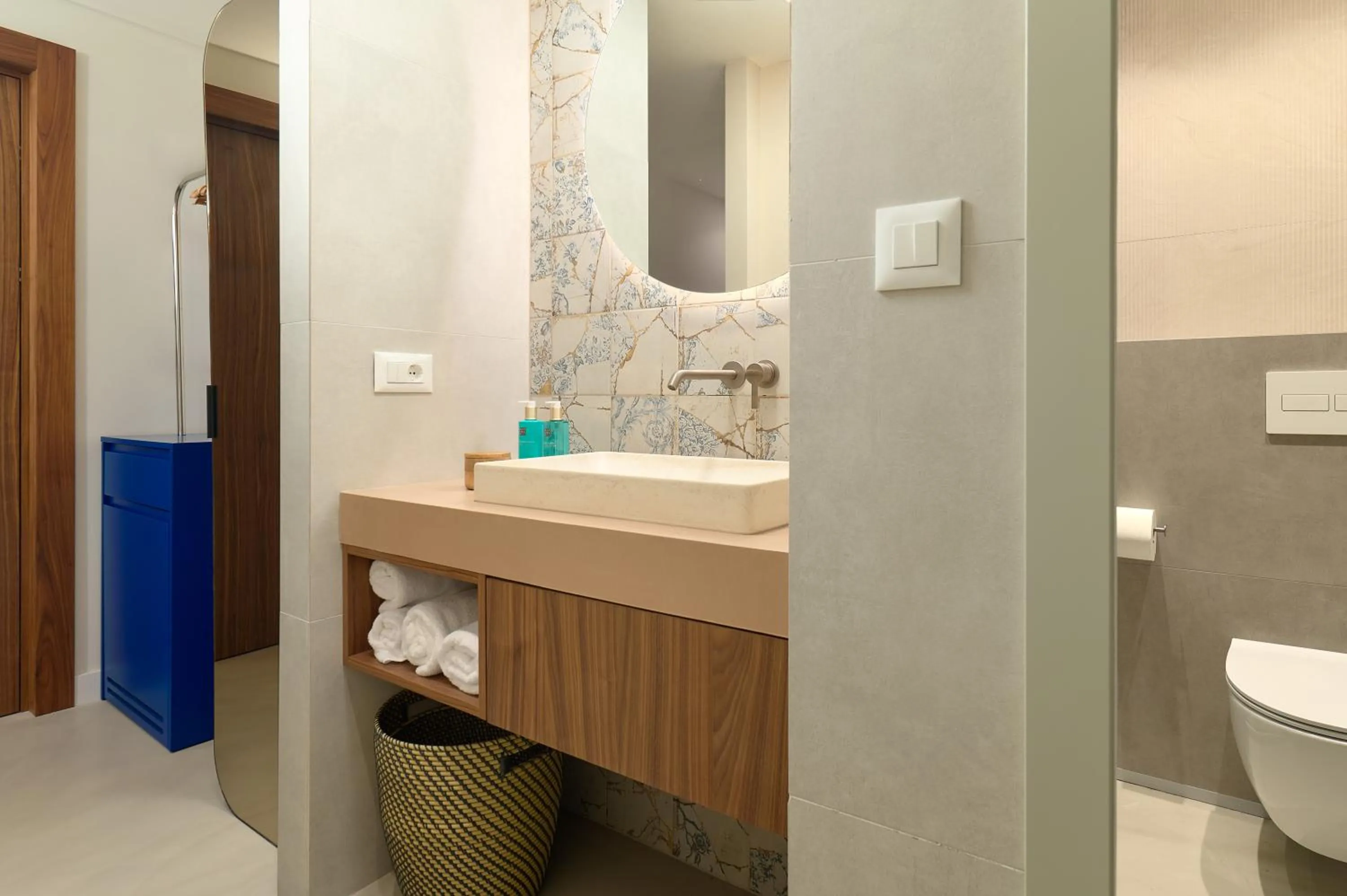 Shower in Central Heritage Hotel