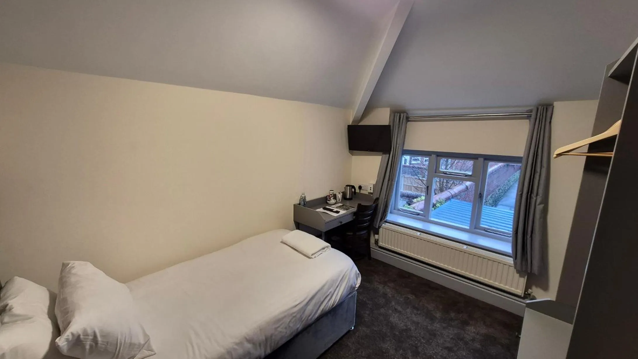 Bed in The Lemon Tree