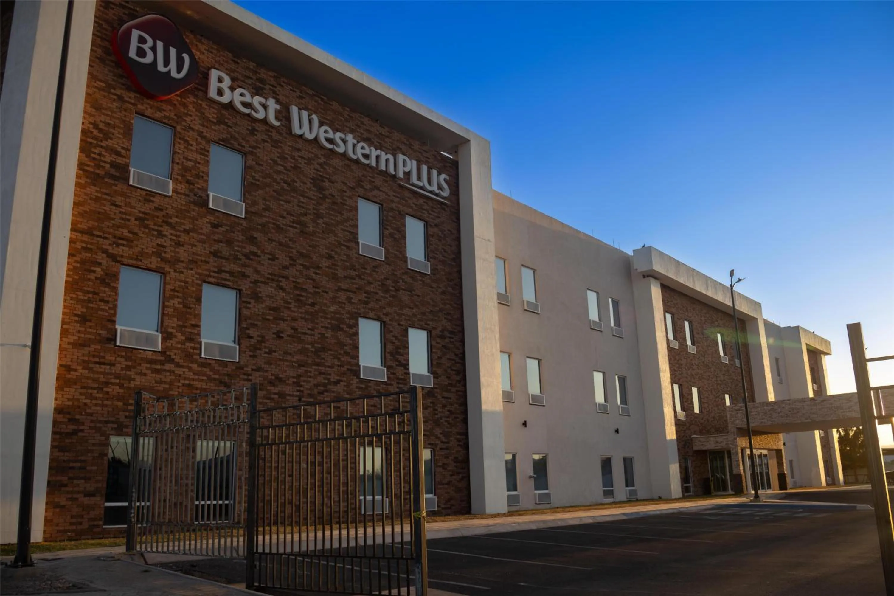 Property building in Best Western Plus Sacramento