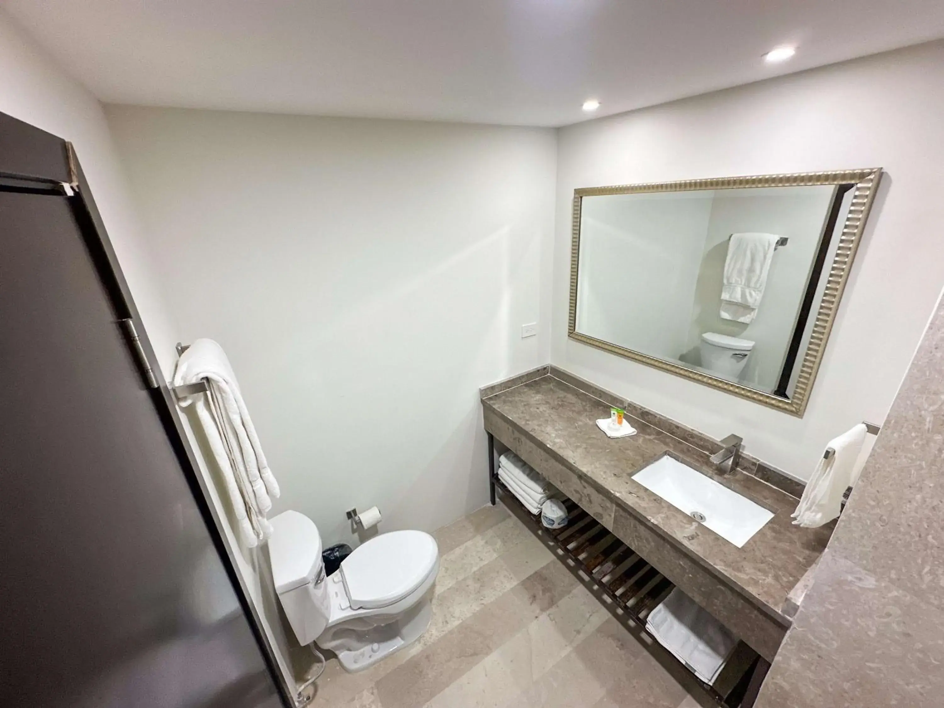 Queen Room with Two Queen Beds and Street View - Non-Smoking in Best Western Plus Sacramento Queen Room with Two Queen Beds and Street View - Non-Smoking in Best Western Plus Sacramento