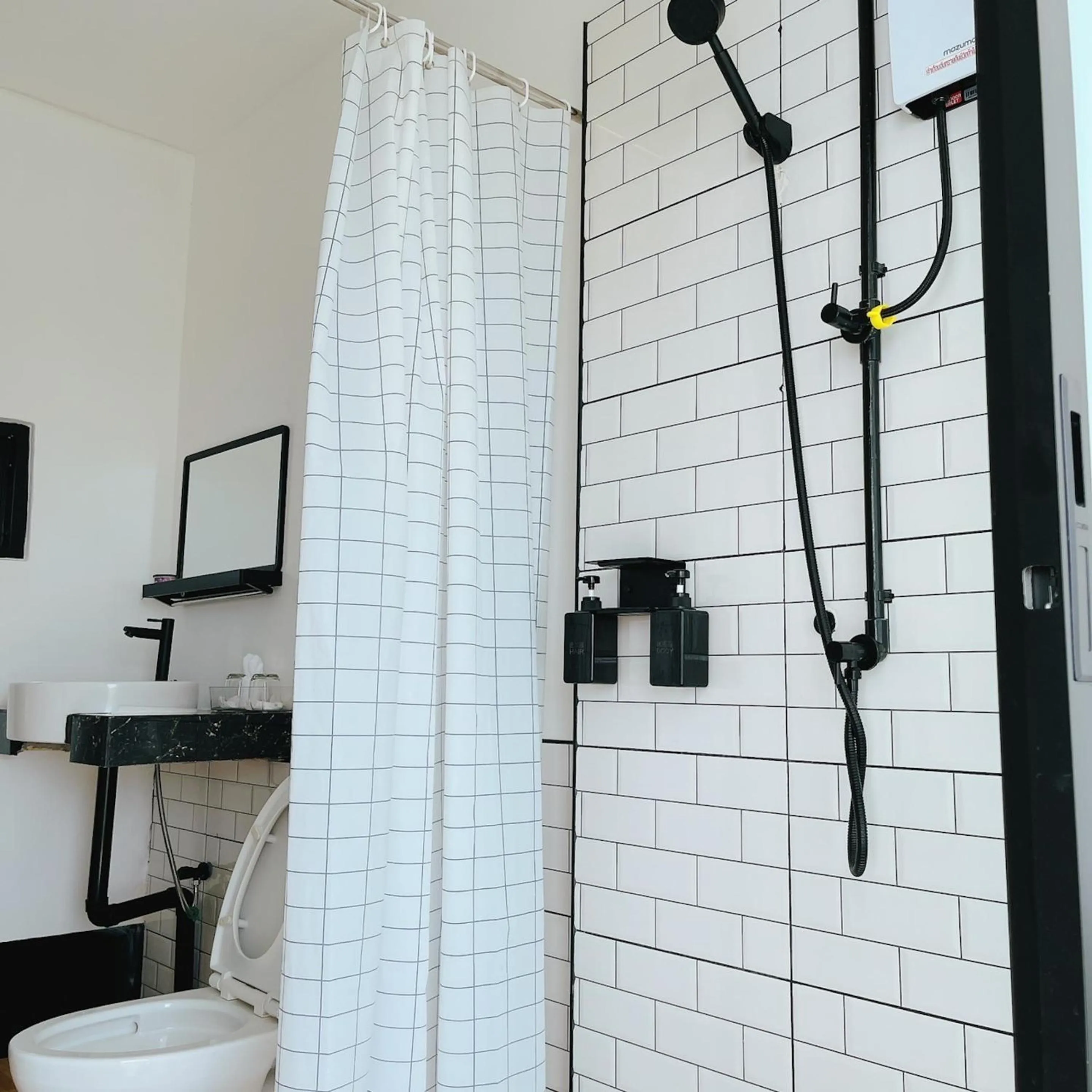 Shower in Penguin Villa Resort & Bistro