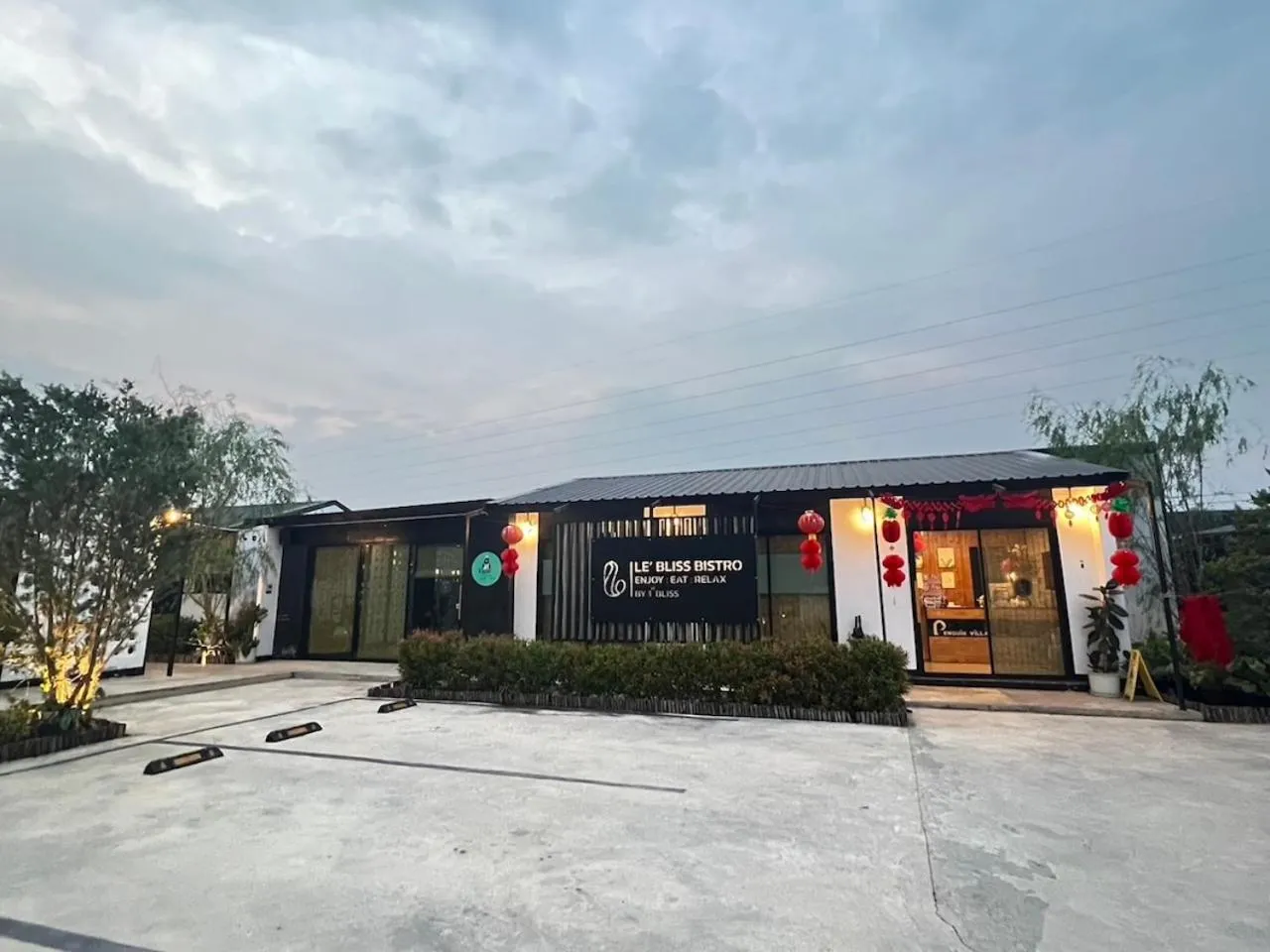 Restaurant/places to eat in Penguin Villa Resort & Bistro