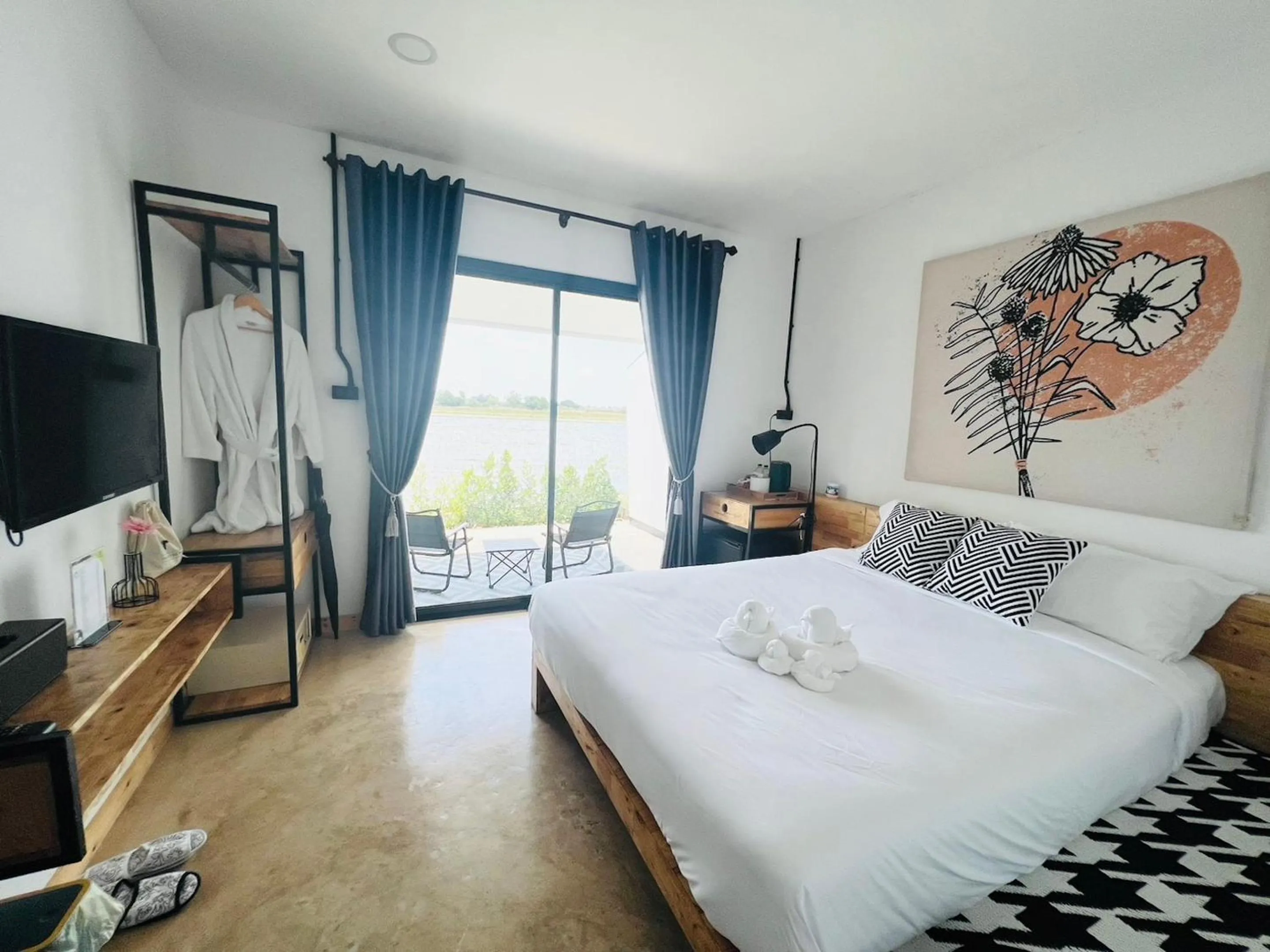 Bed in Penguin Villa Resort & Bistro