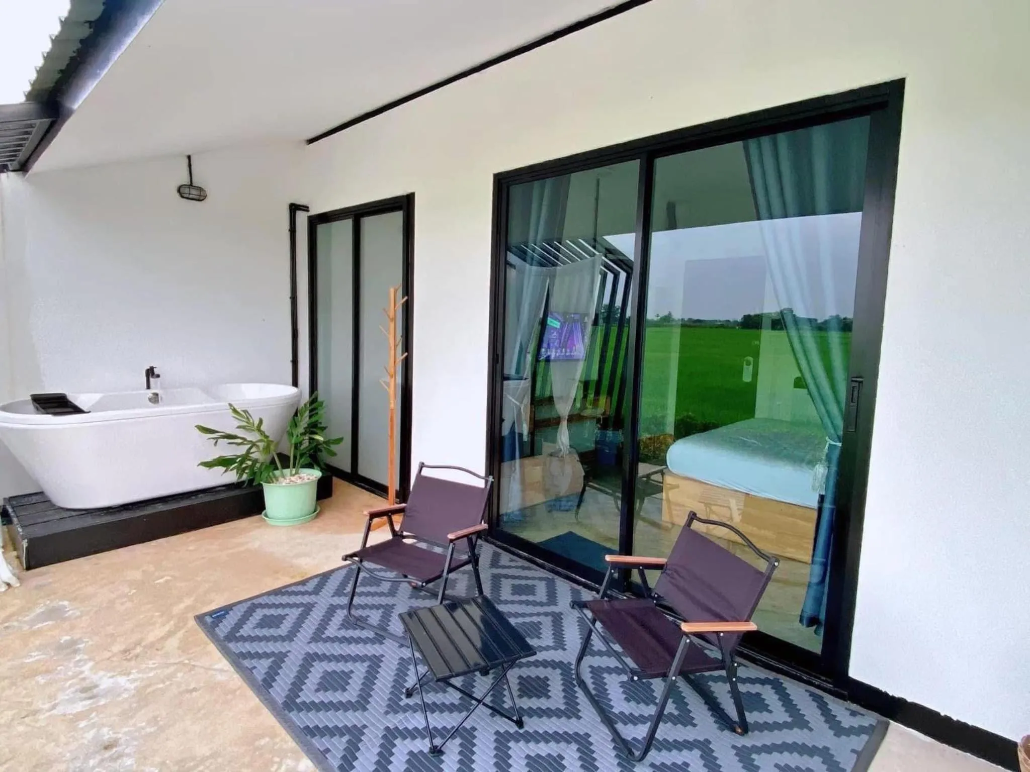 Balcony/Terrace, Bed in Penguin Villa Resort & Bistro