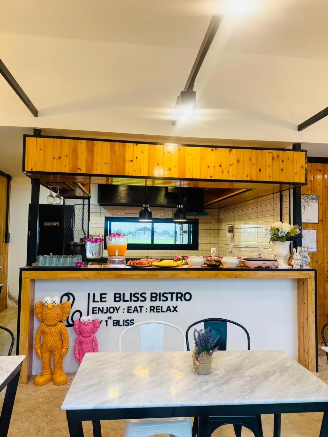 Restaurant/places to eat in Penguin Villa Resort & Bistro