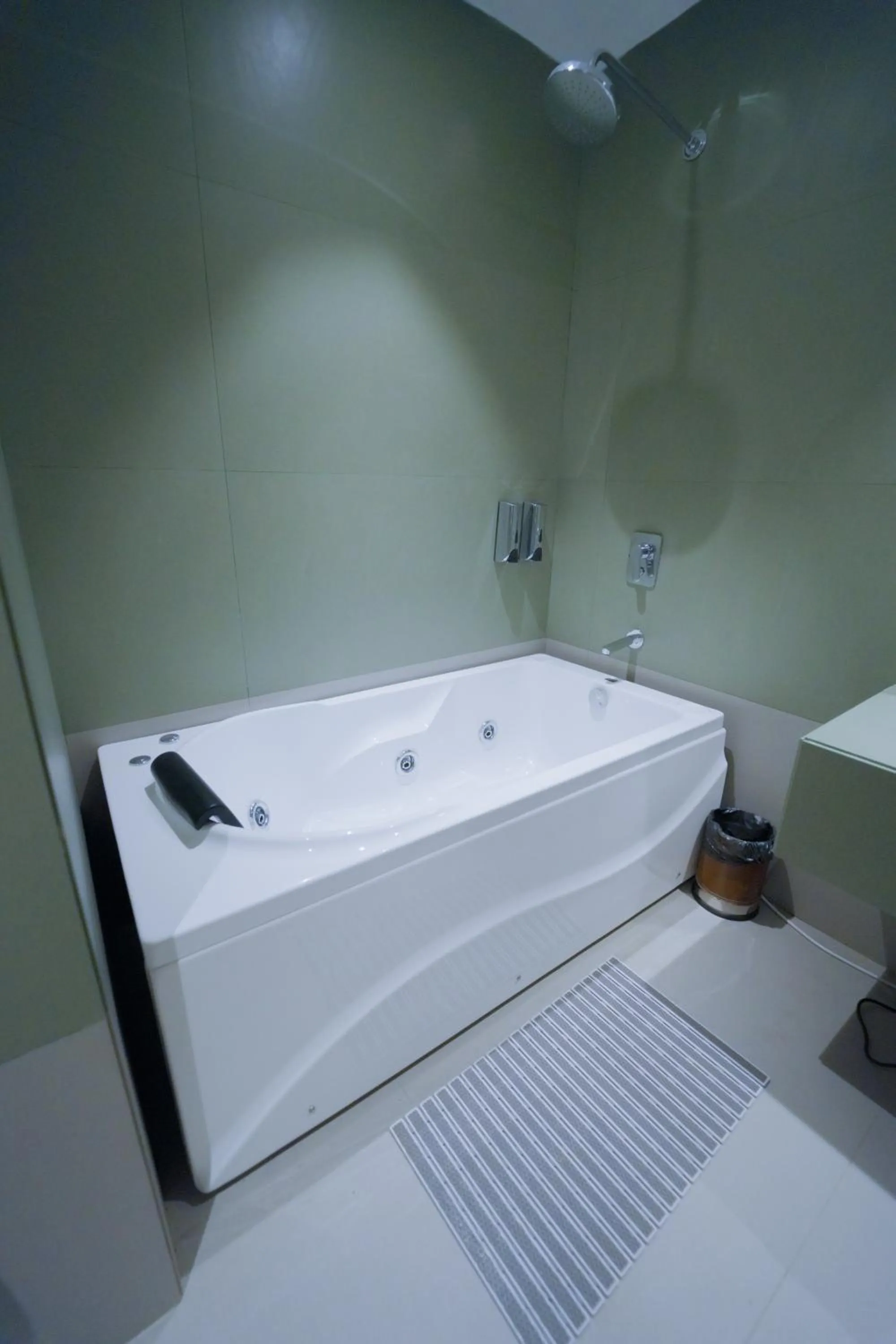 Hot Tub in Pride Inn