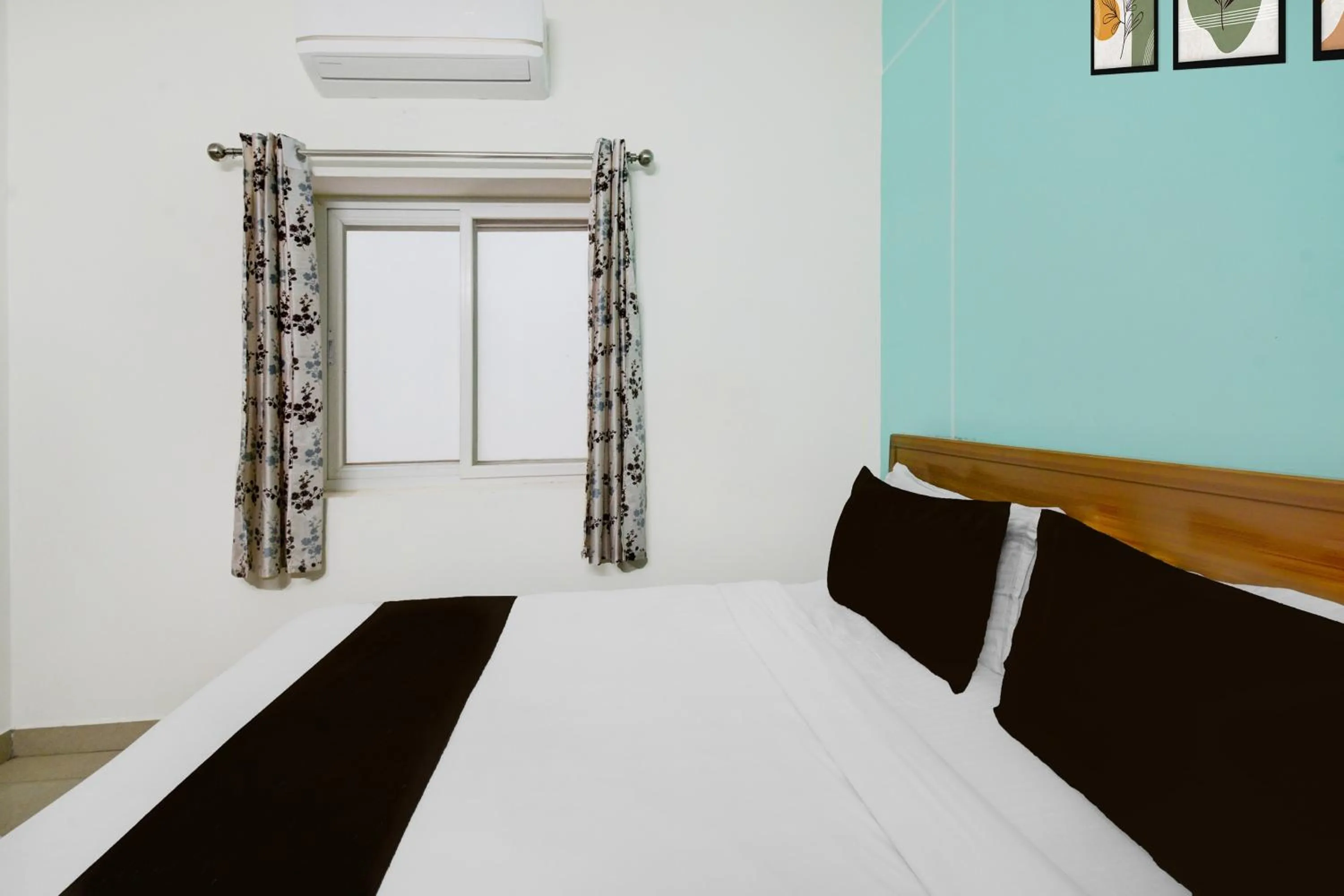 Bedroom, Bed in Super Collection O DLF CyberCity Hyderabad Formerly Key Suites