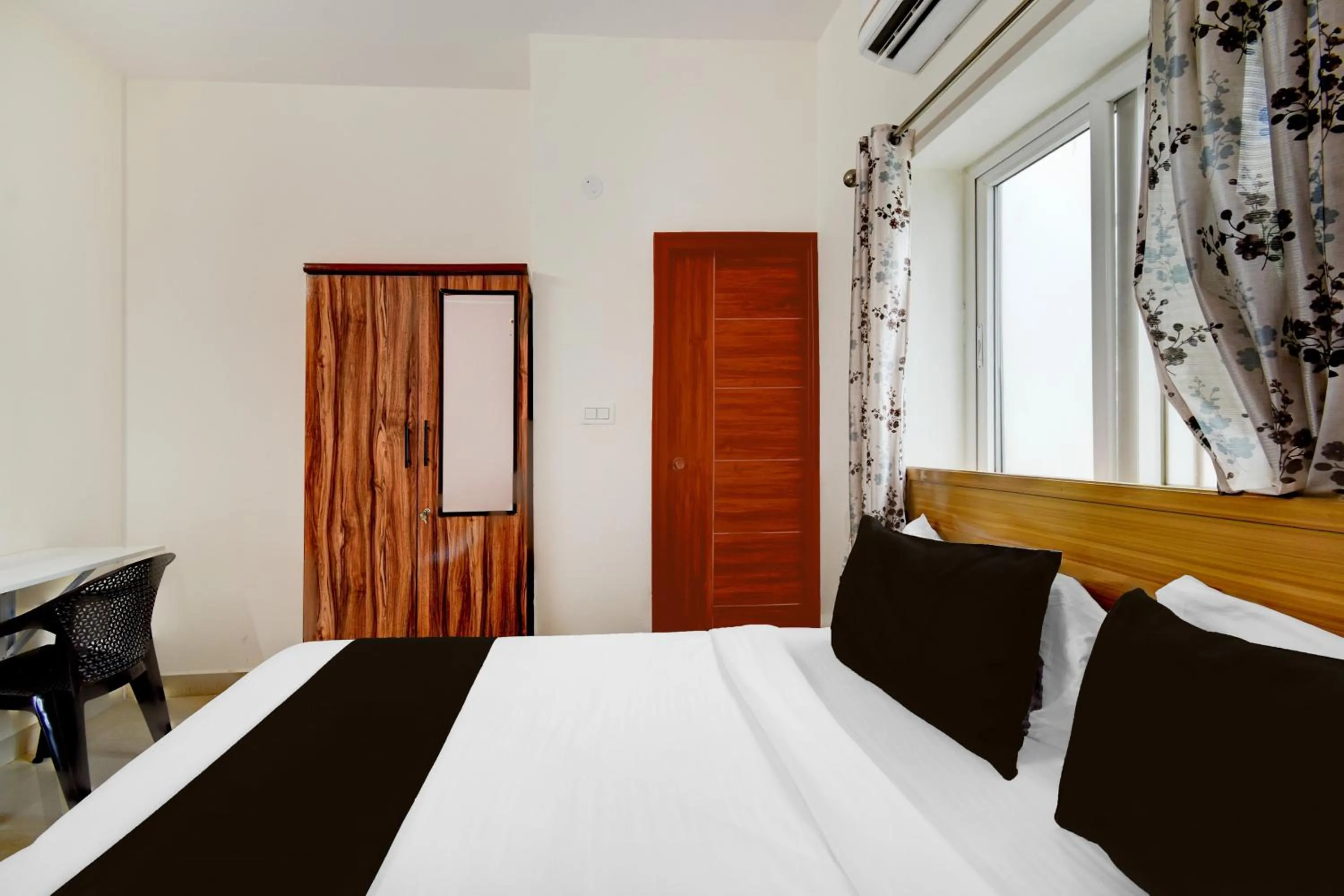 Bedroom, Bed in Super Collection O DLF CyberCity Hyderabad Formerly Key Suites