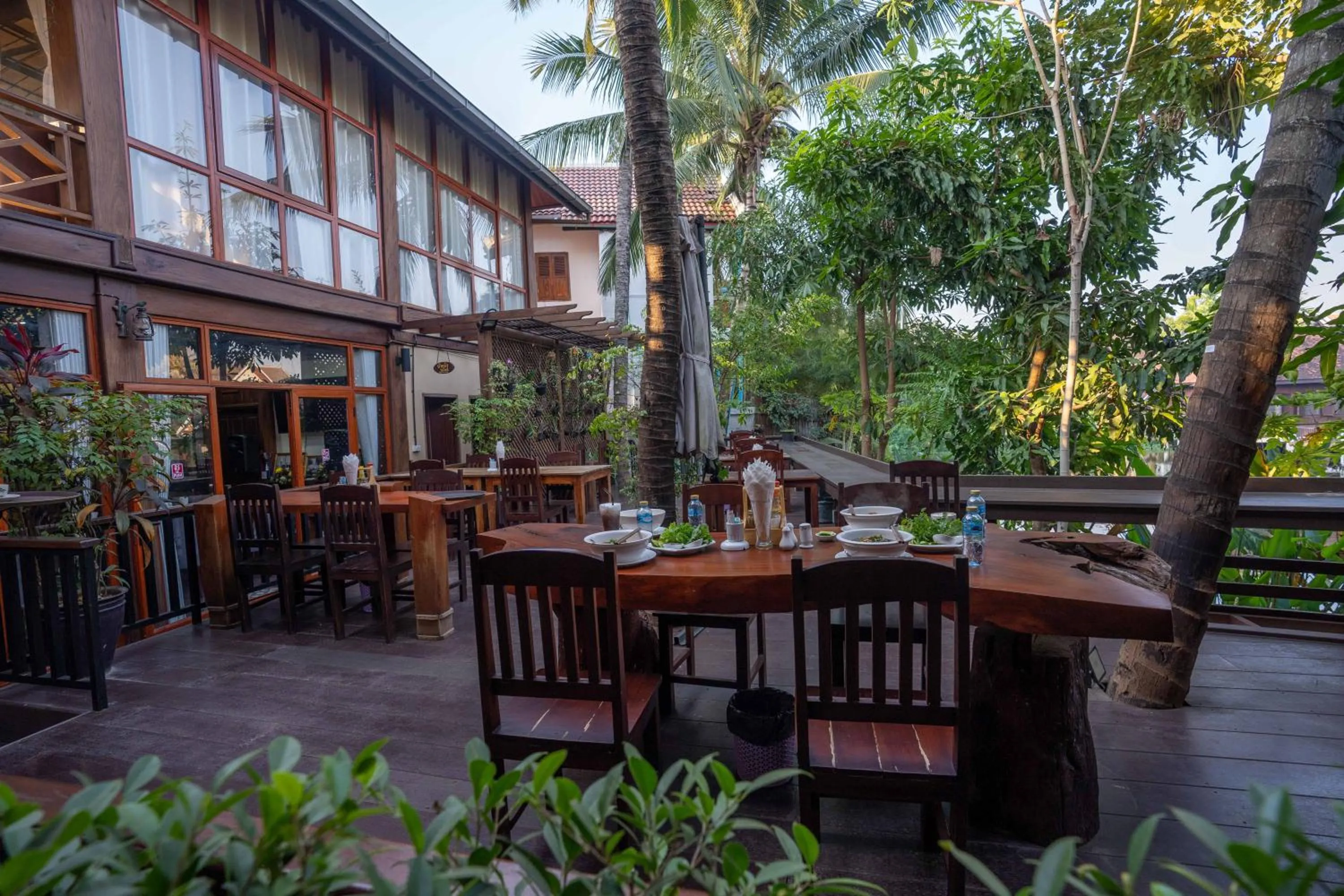 Restaurant/places to eat in Luangsay Inn