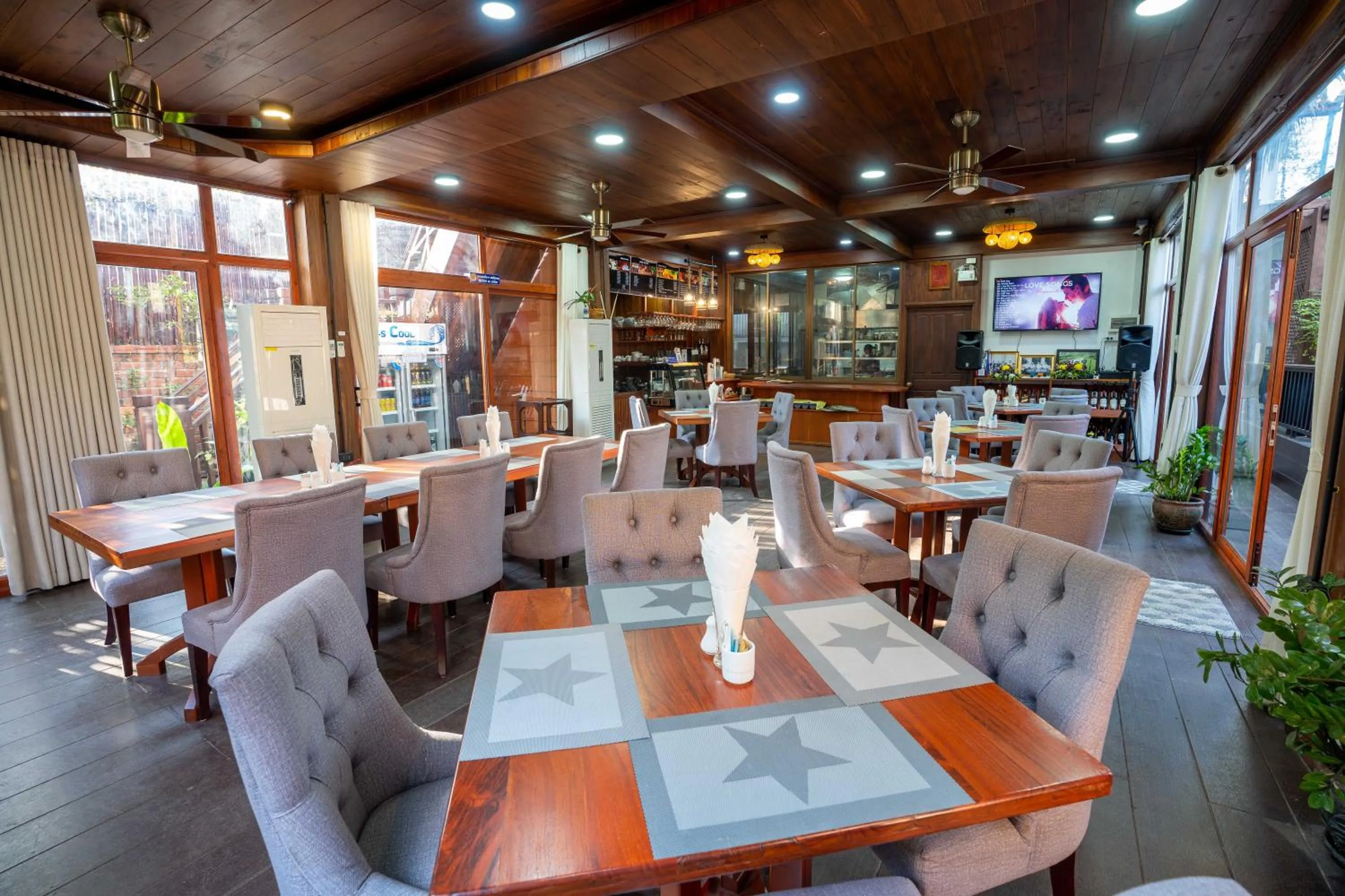 Restaurant/places to eat in Luangsay Inn