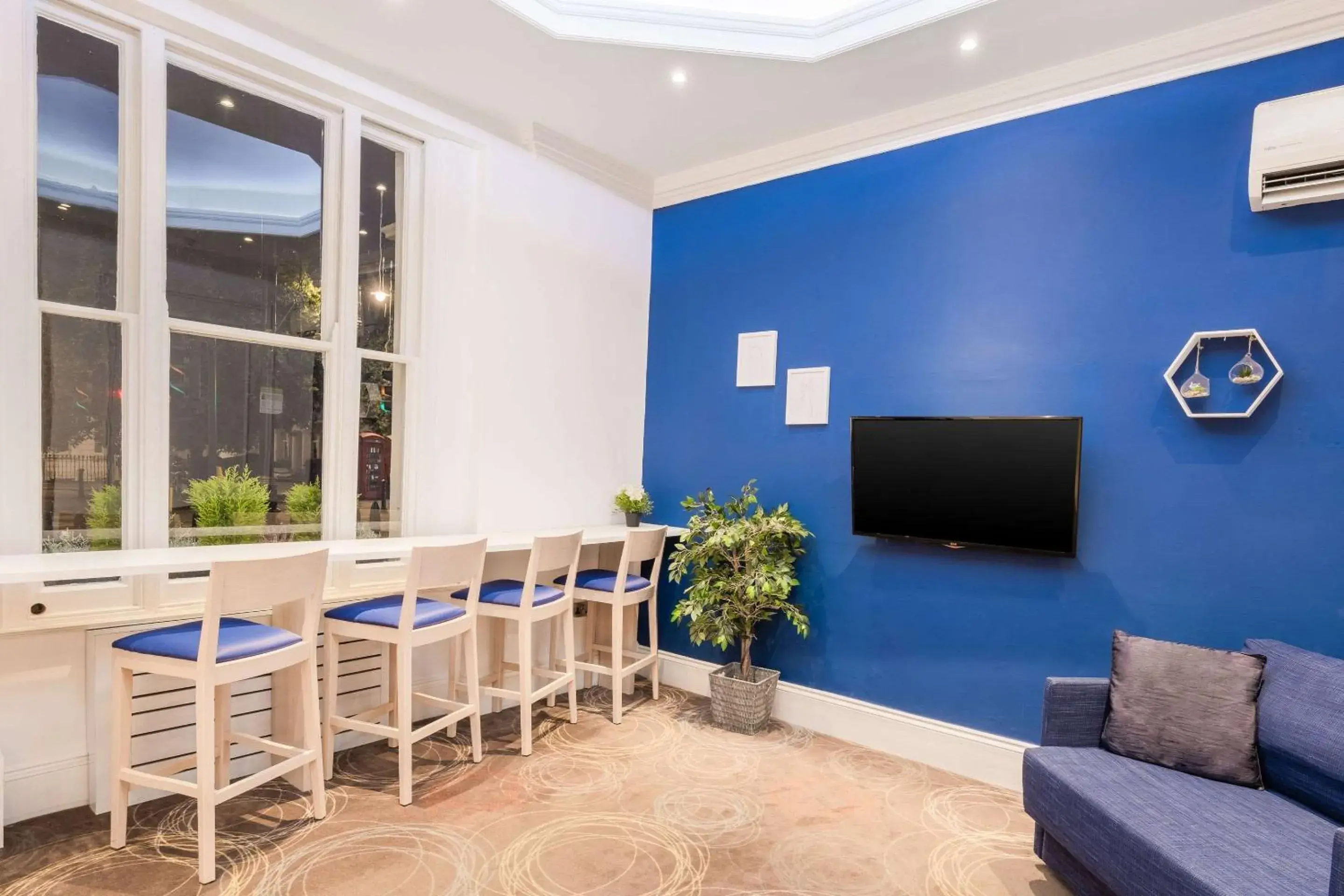 Lobby or reception, TV/Entertainment Center in Comfort Inn Westminster Lobby or reception, TV/Entertainment Center in Comfort Inn Westminster