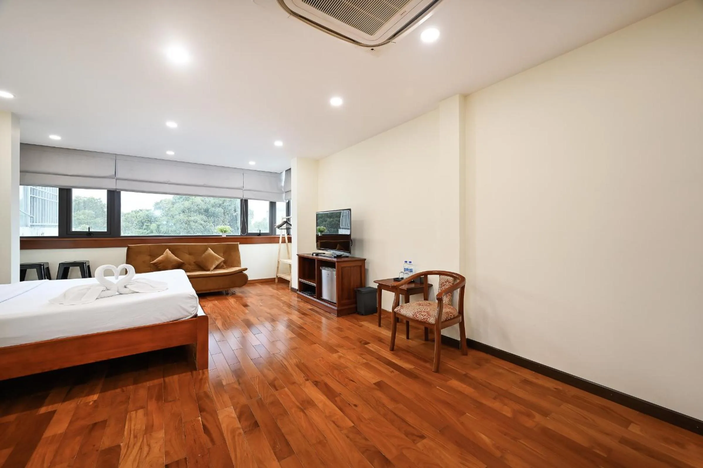 TV and multimedia, Bed in Red Sun Airport Saigon Hotel