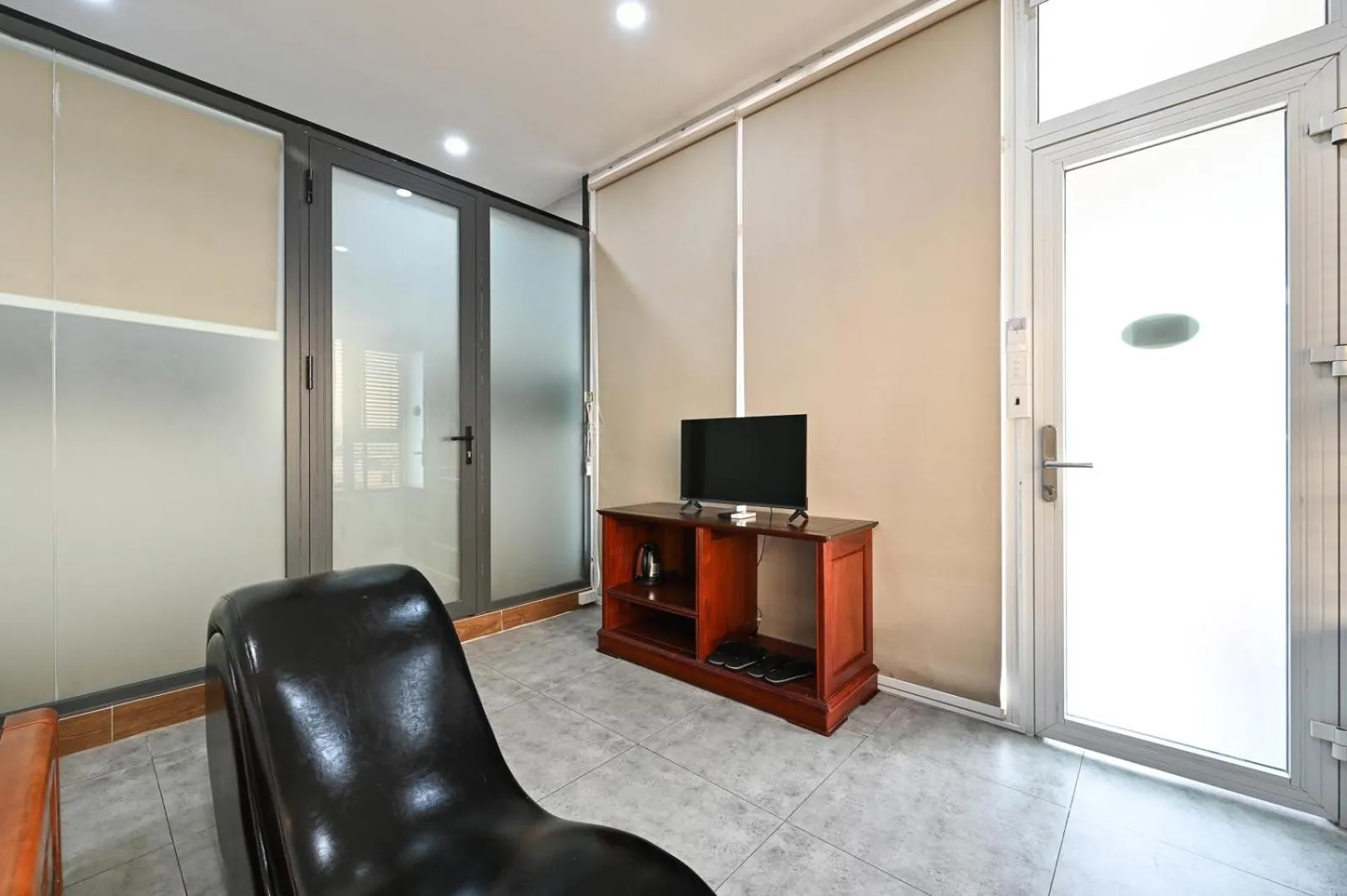 Seating area in Red Sun Airport Saigon Hotel