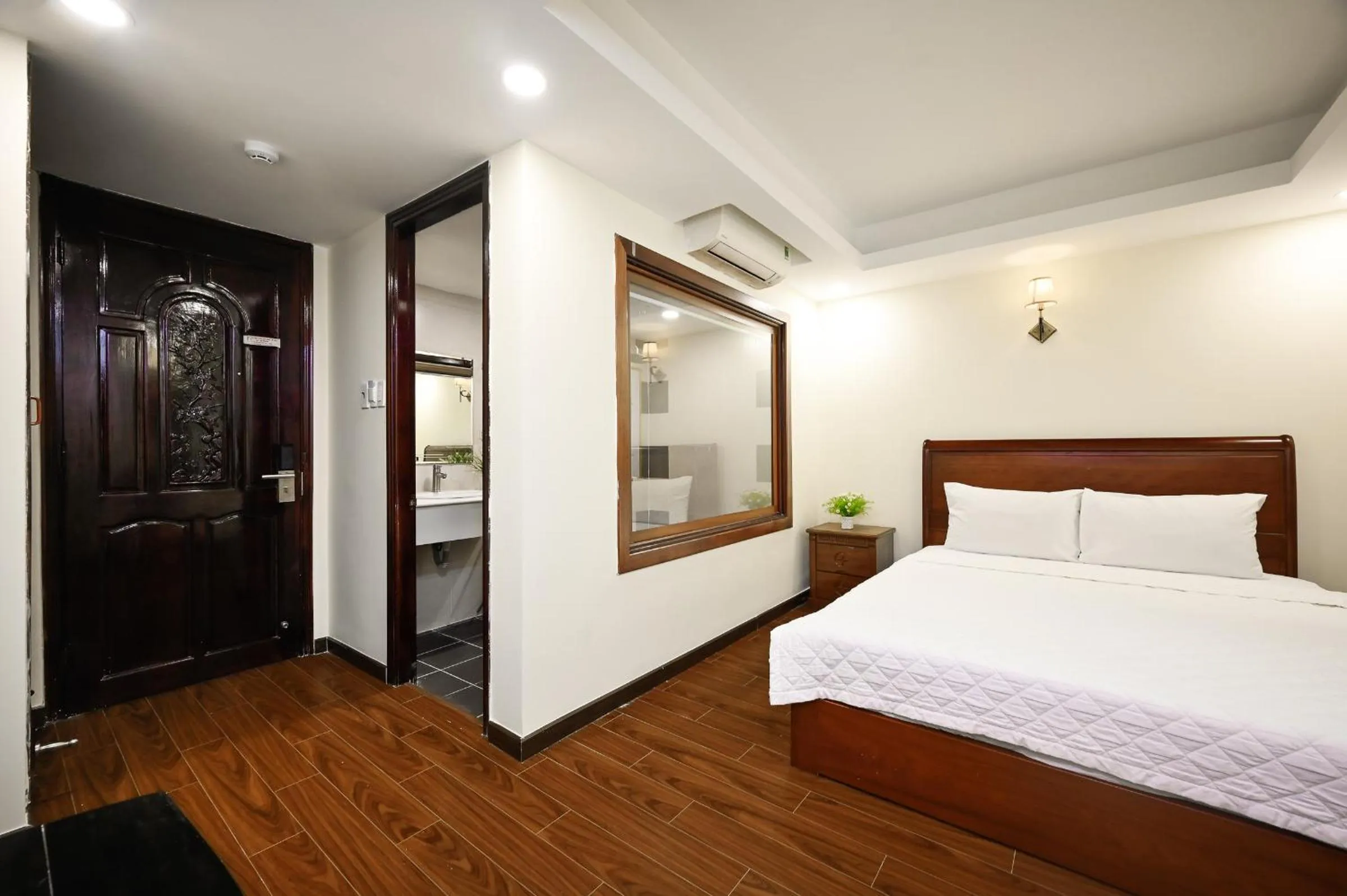 Bed in Red Sun Airport Saigon Hotel