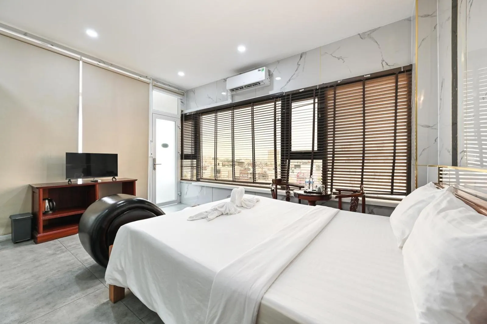 Bed in Red Sun Airport Saigon Hotel