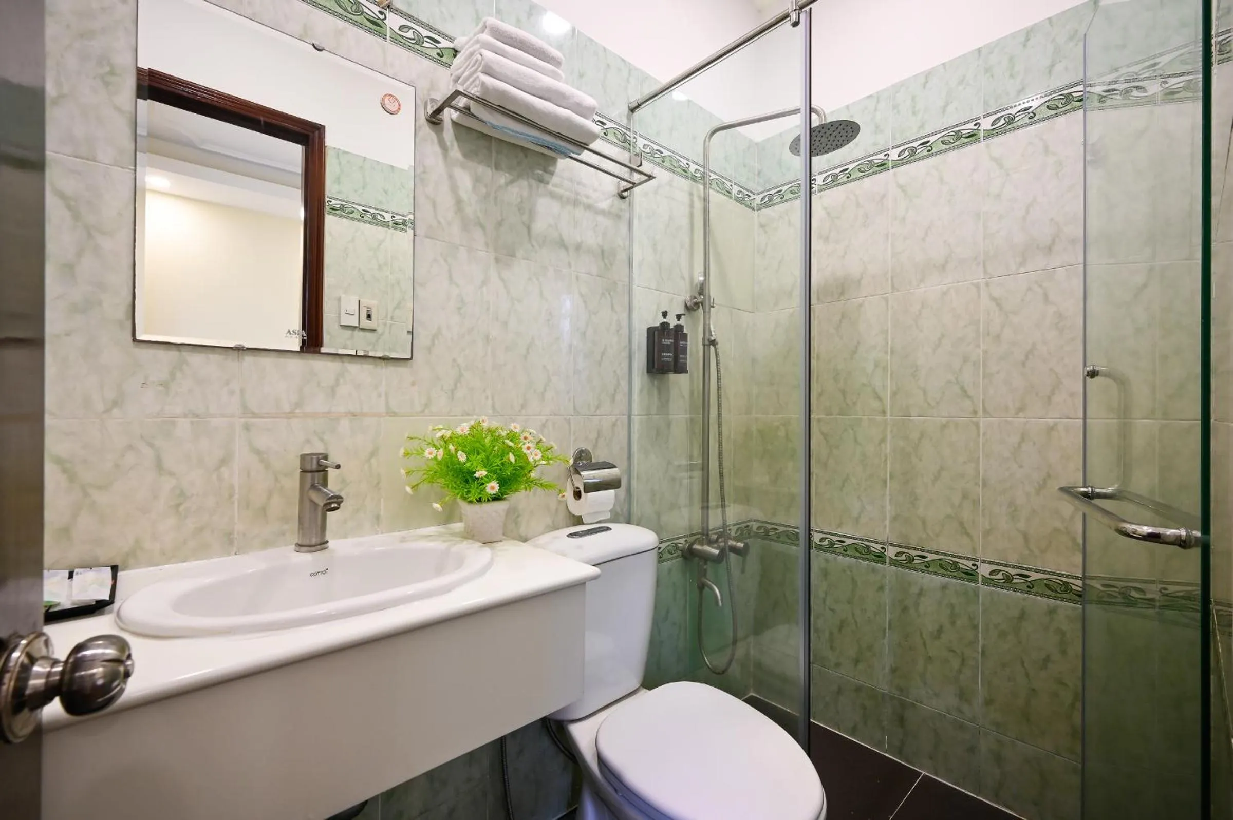 Shower in Red Sun Airport Saigon Hotel