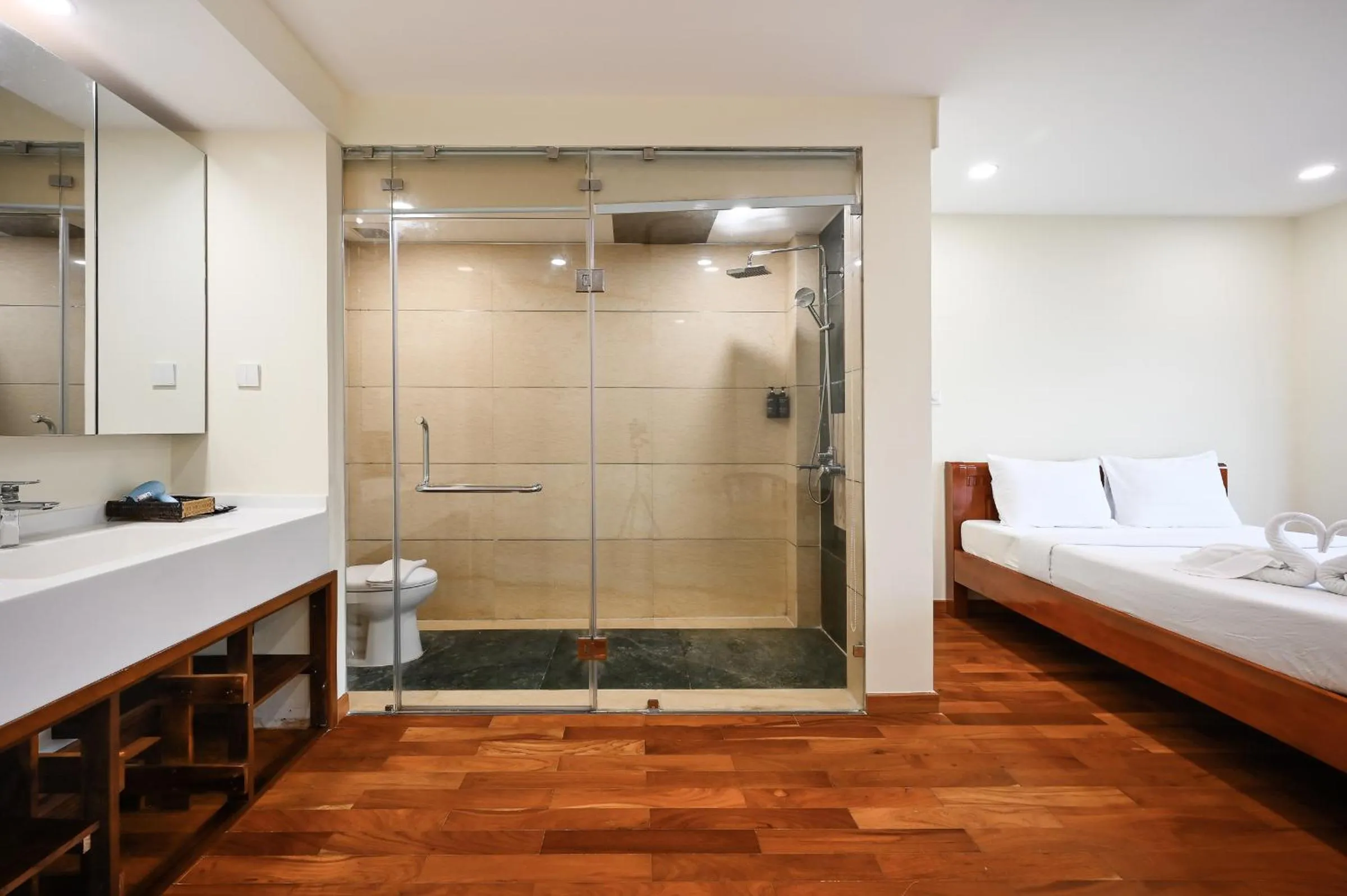 Bathroom, Bed in Red Sun Airport Saigon Hotel