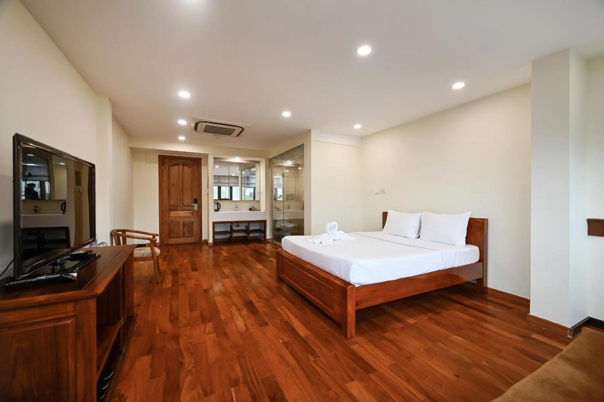 Bedroom, Bed in Red Sun Airport Saigon Hotel