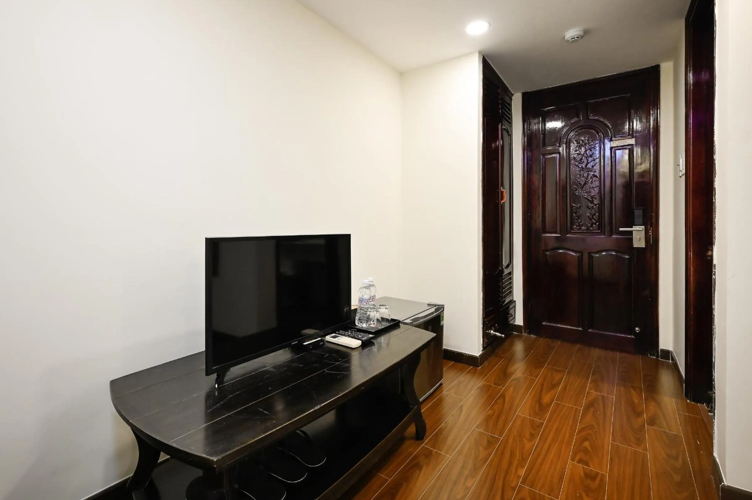 TV and multimedia in Red Sun Airport Saigon Hotel