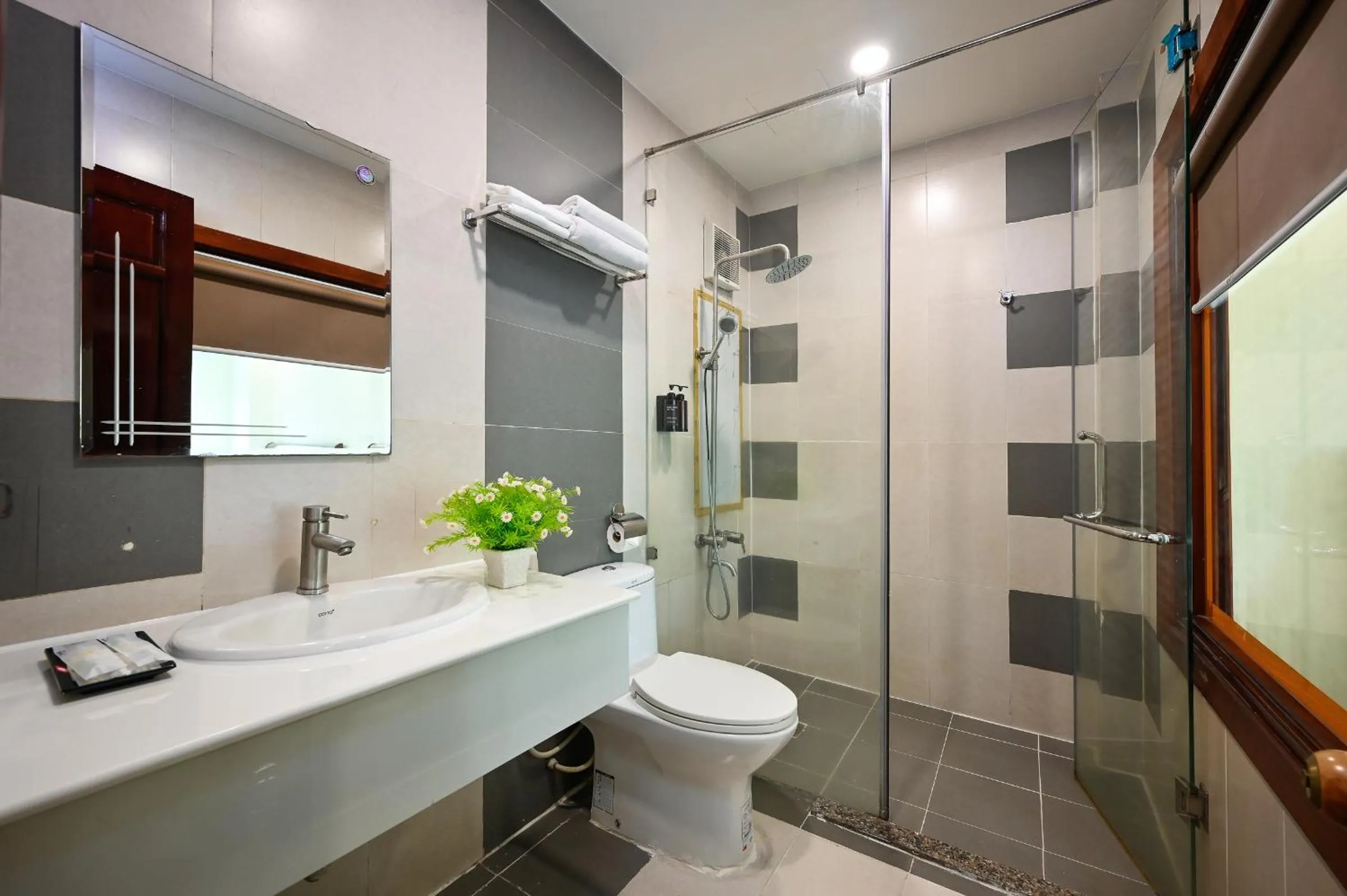 Toilet in Red Sun Airport Saigon Hotel