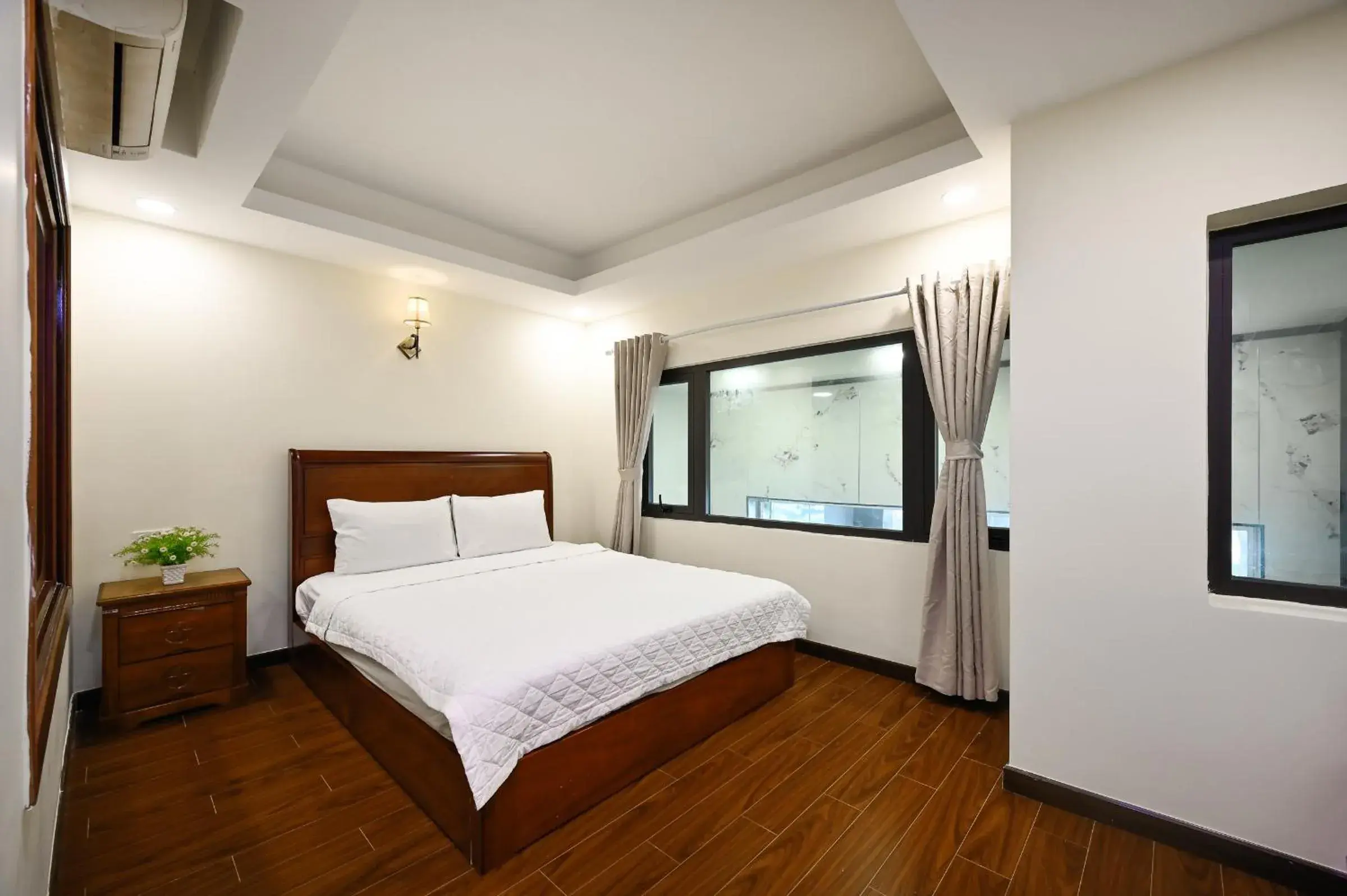 Standard Double Room in Red Sun Airport Saigon Hotel Standard Double Room in Red Sun Airport Saigon Hotel