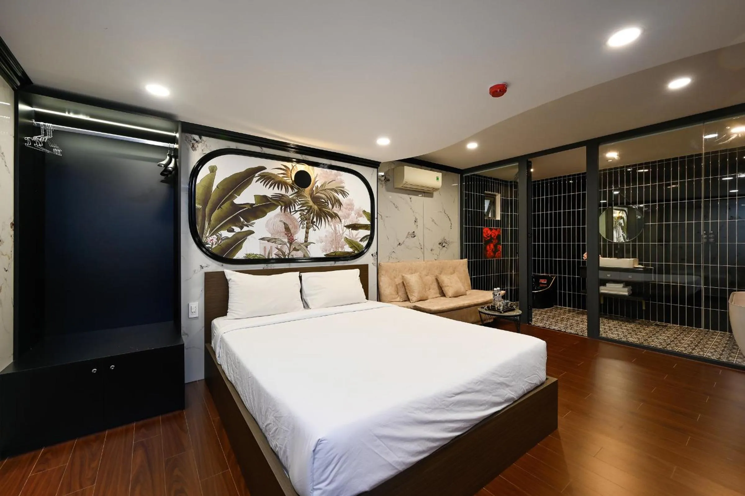 Bed in Red Sun Airport Saigon Hotel