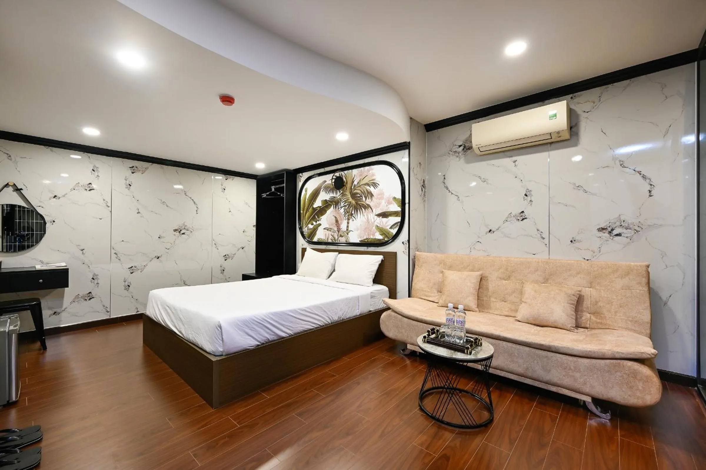 Photo of the whole room, Bed in Red Sun Airport Saigon Hotel