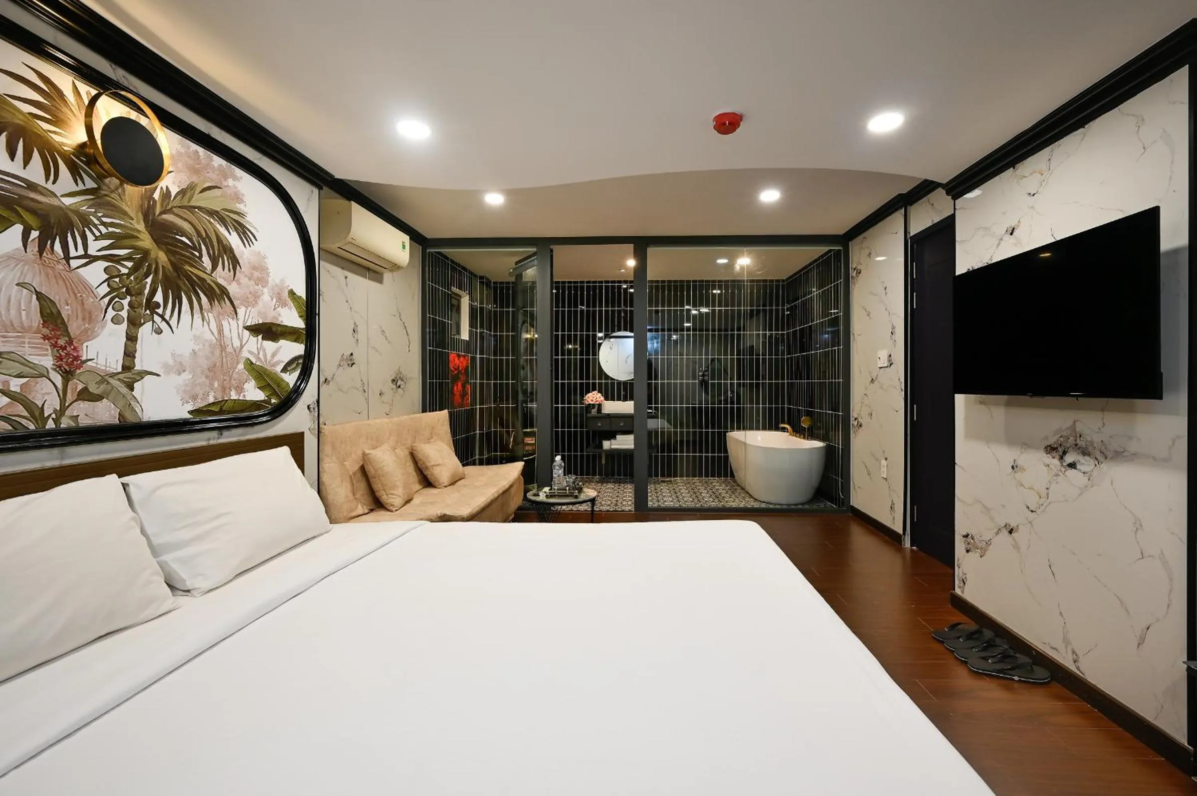 Bed in Red Sun Airport Saigon Hotel