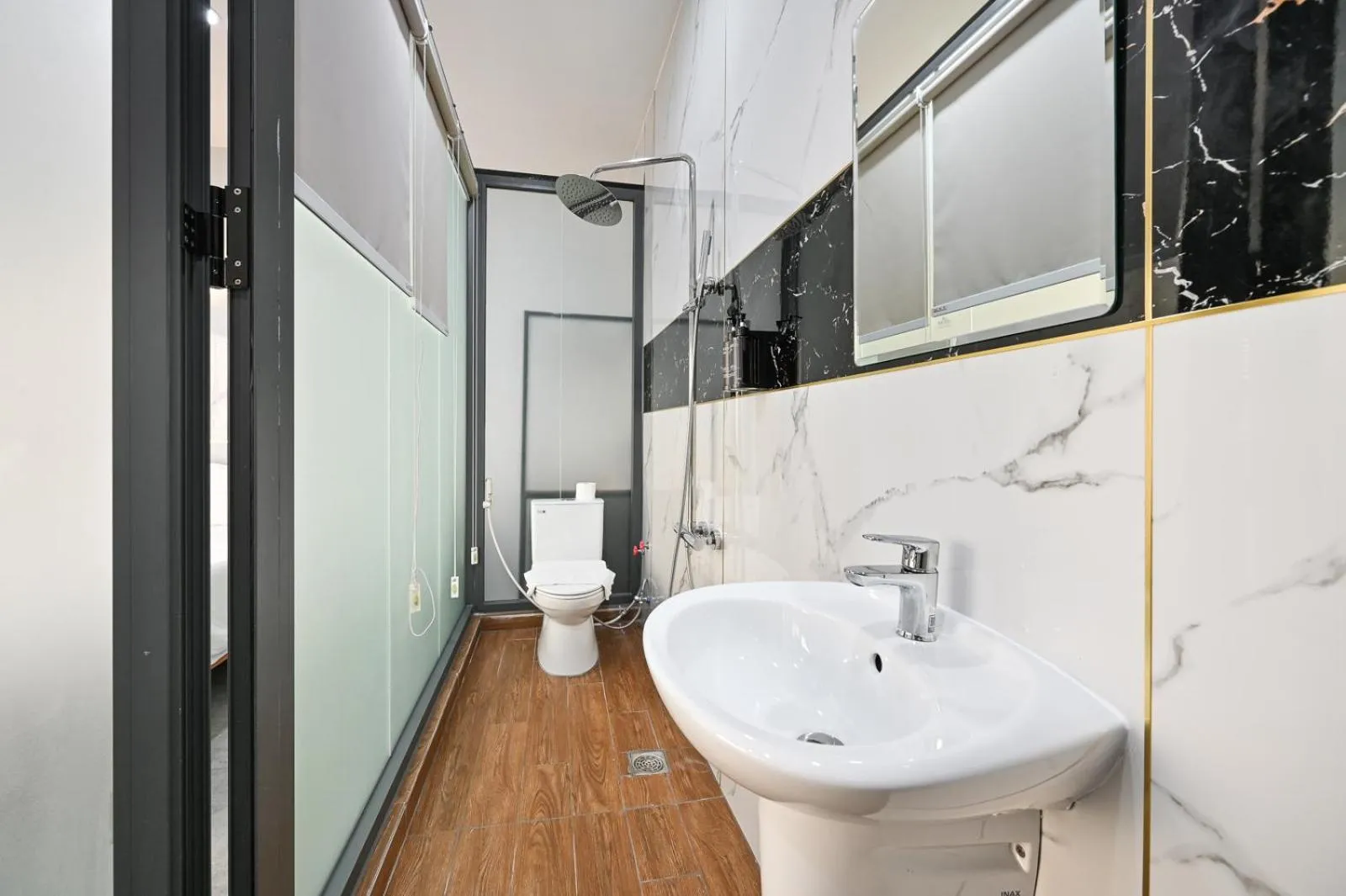 Shower in Red Sun Airport Saigon Hotel