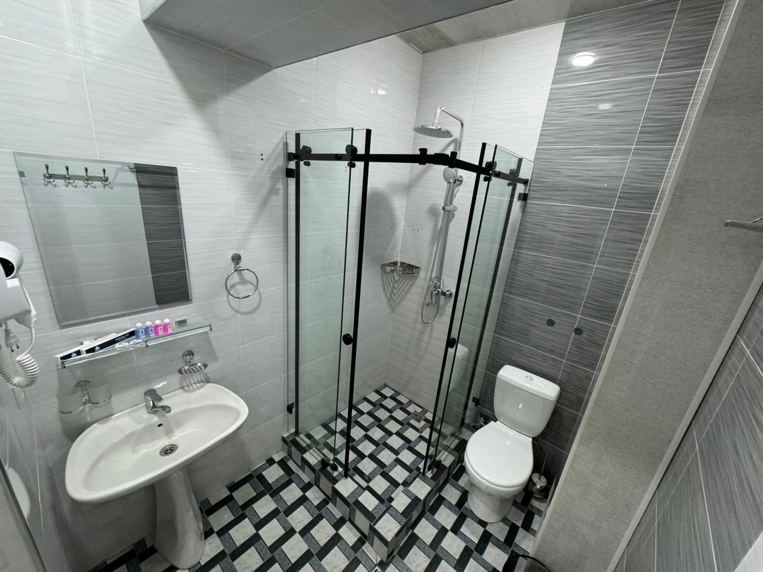 Shower in DSF GARDEN HOTEL