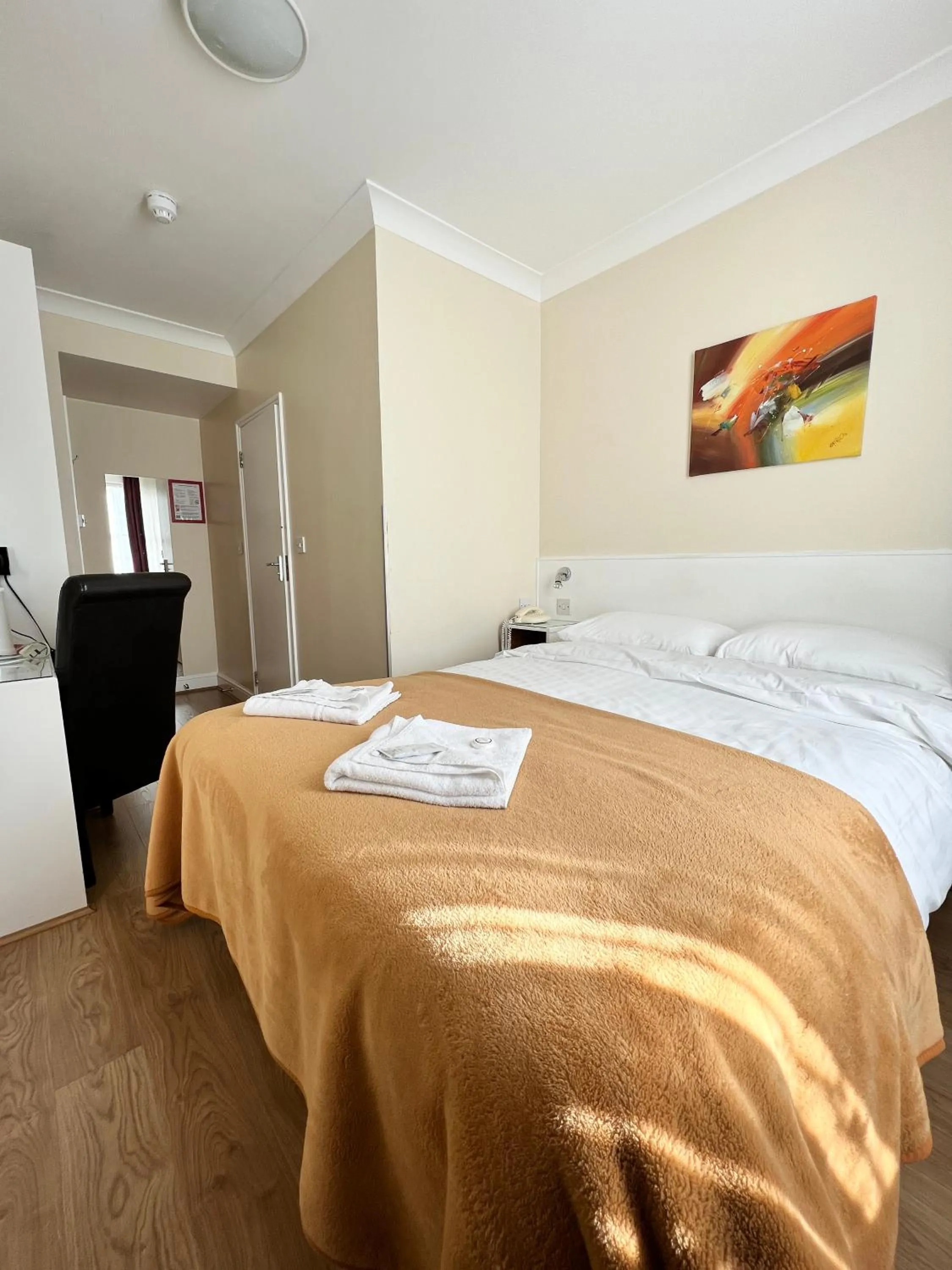 Bedroom, Bed in Melbourne House Hotel