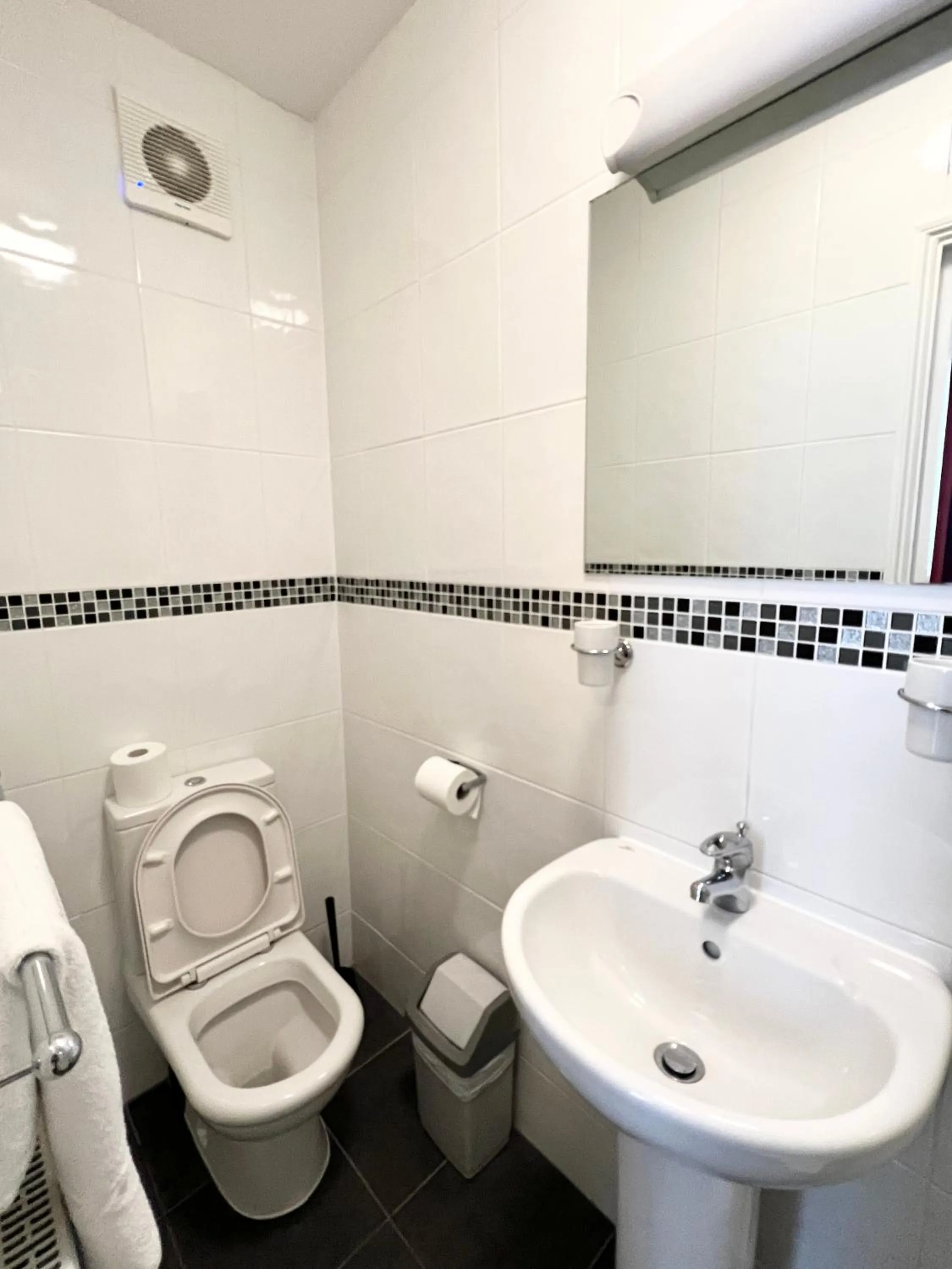 Toilet in Melbourne House Hotel