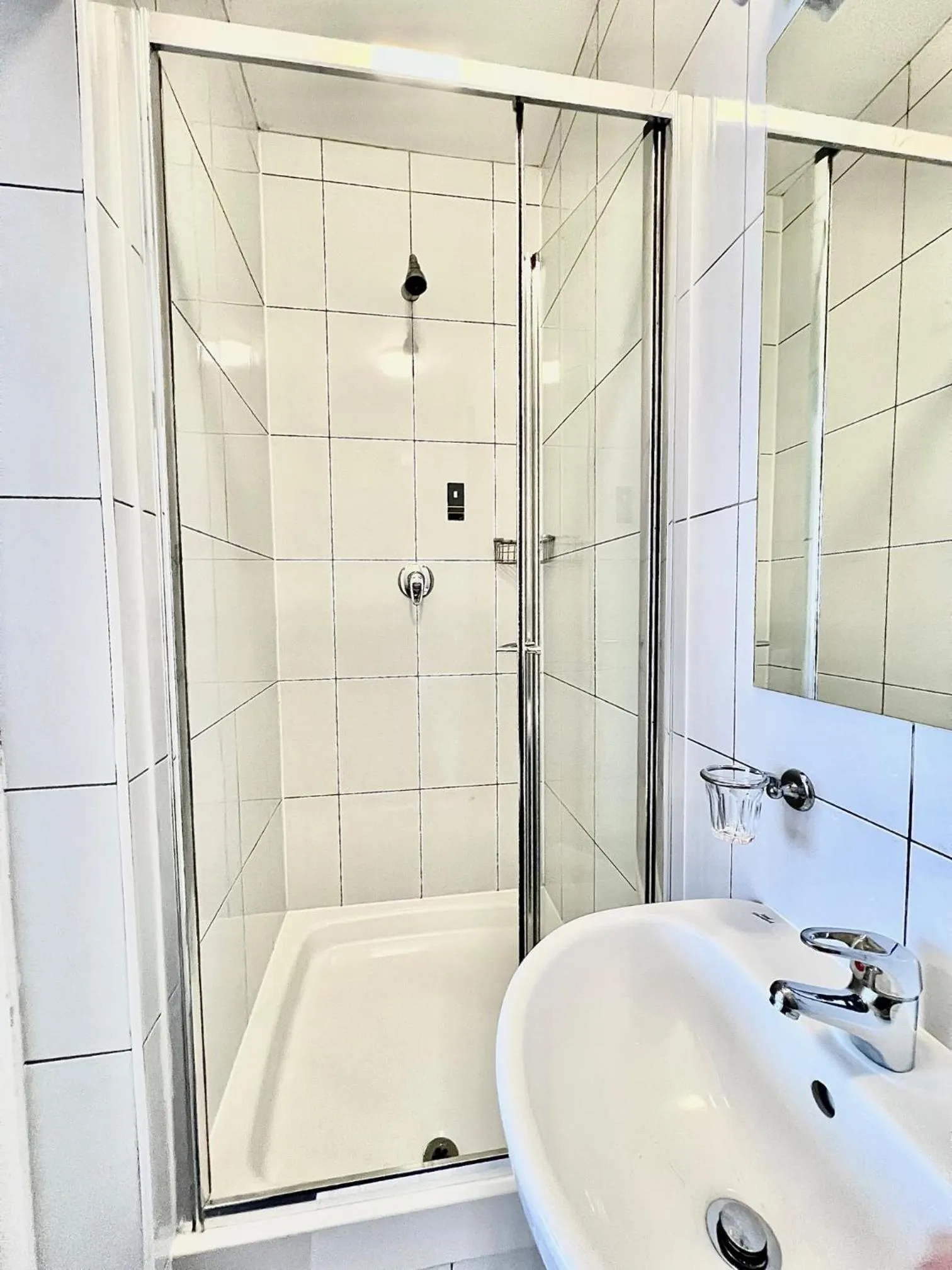 Shower in Melbourne House Hotel