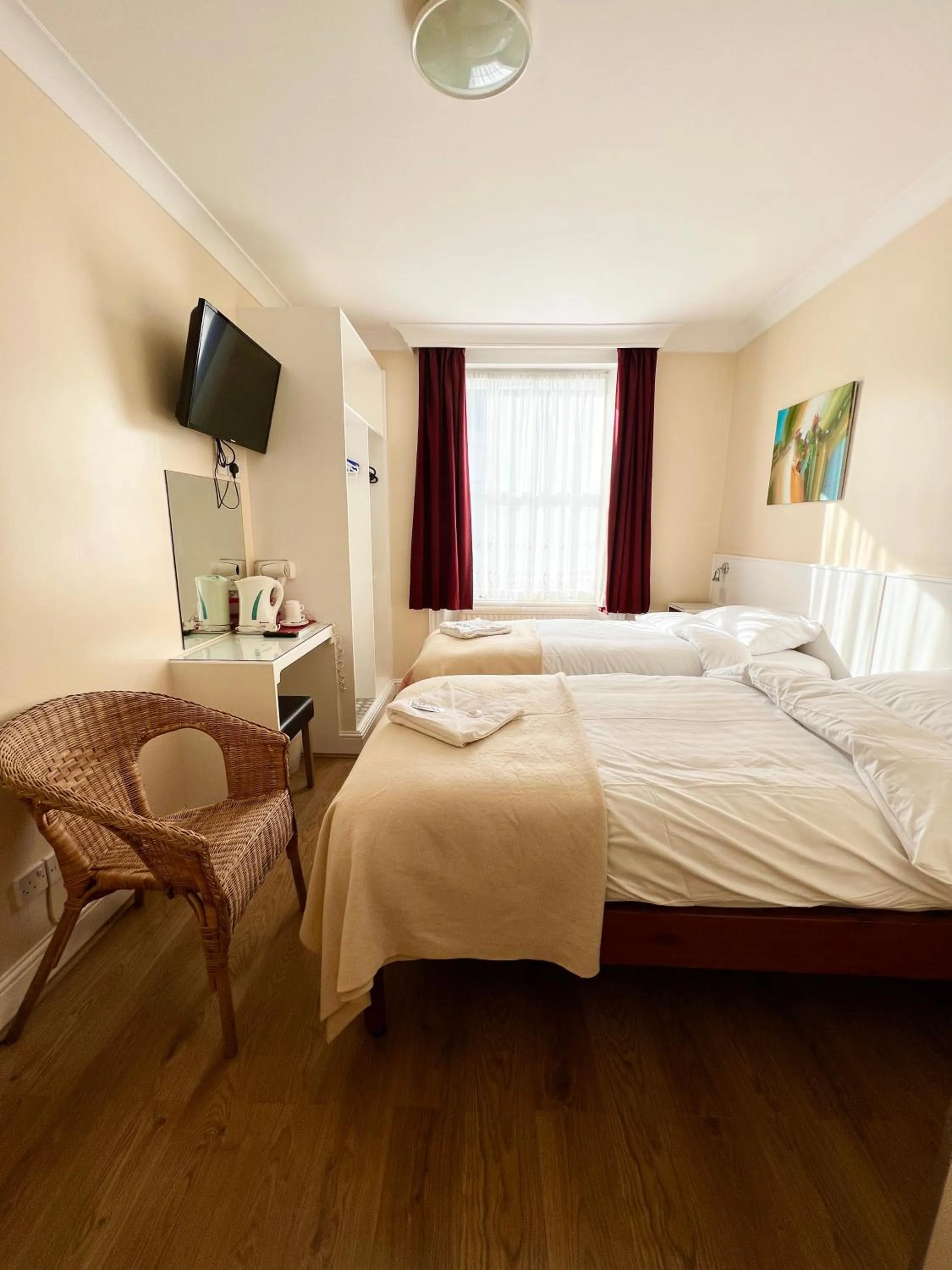 Photo of the whole room, Bed in Melbourne House Hotel