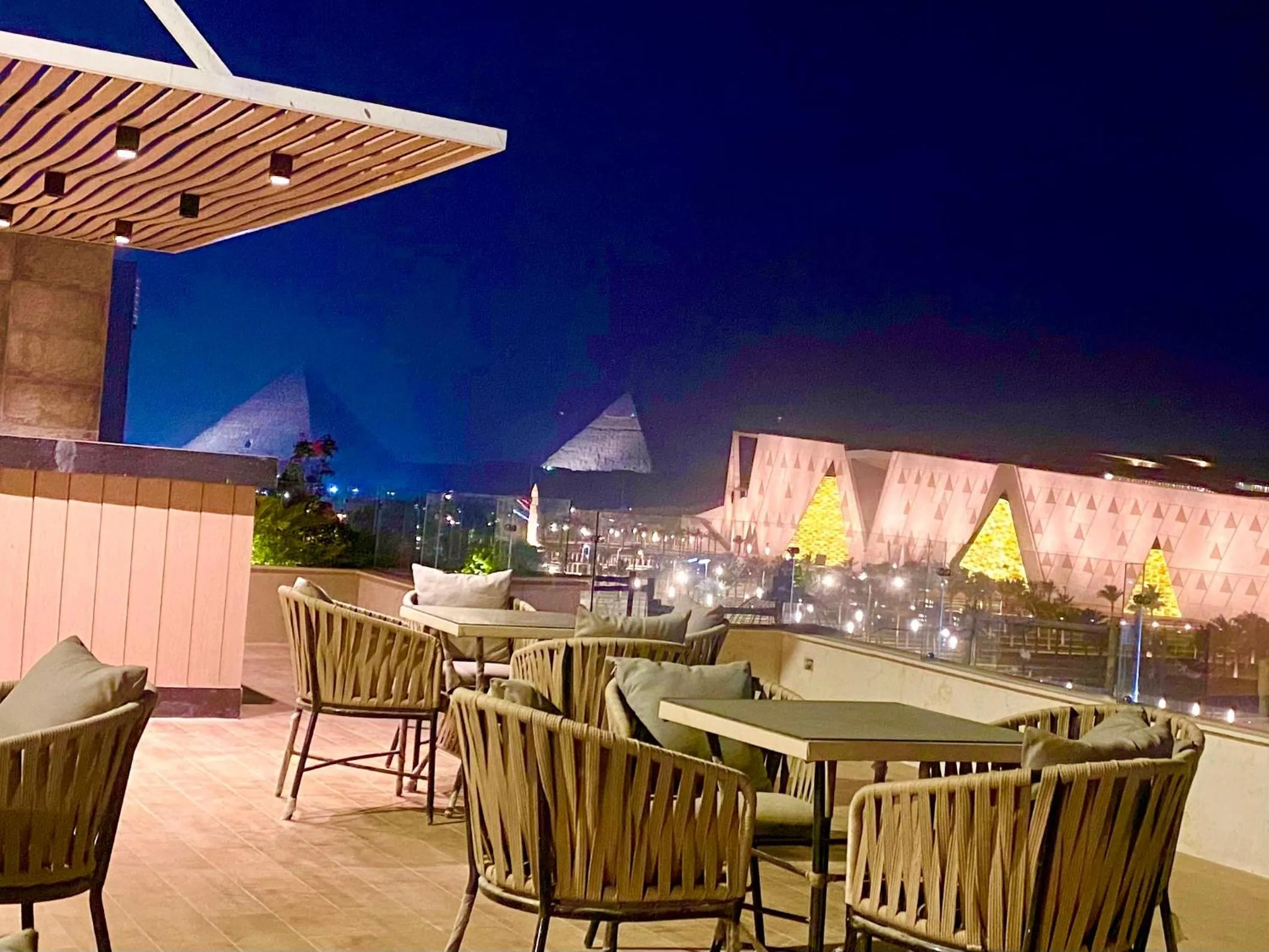 Restaurant/places to eat in New Museum, Pyramids inn