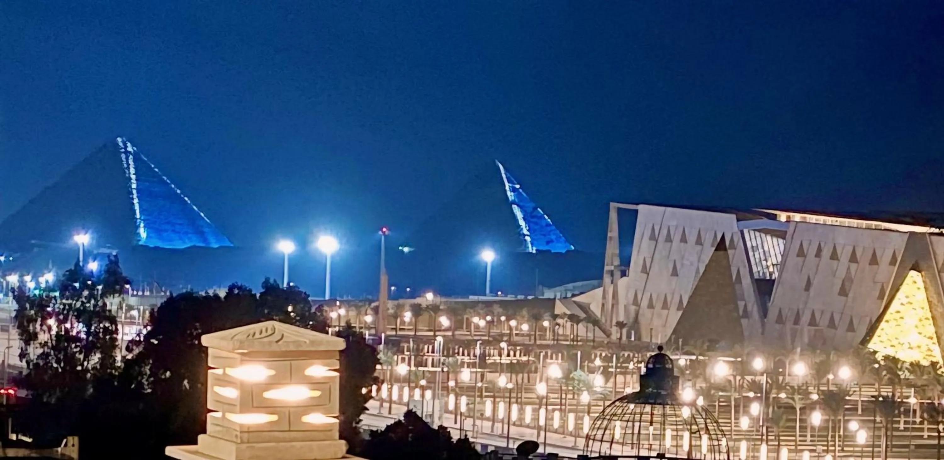 Night in New Museum, Pyramids inn