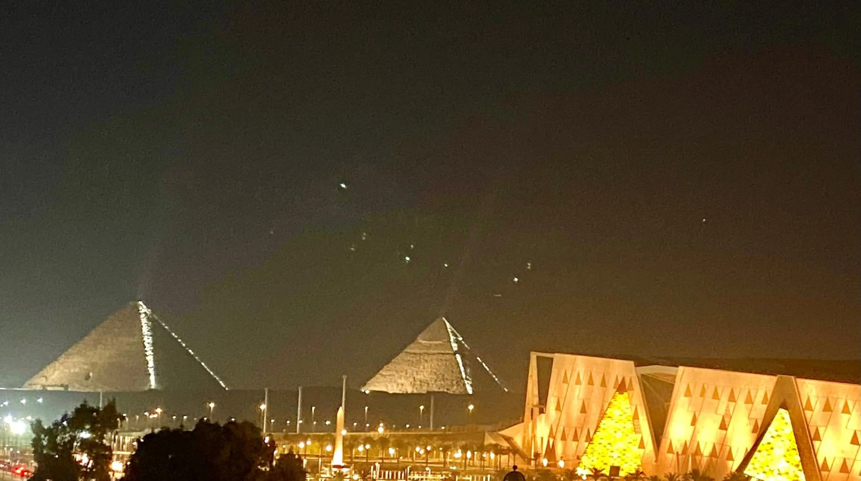 Night in New Museum, Pyramids inn