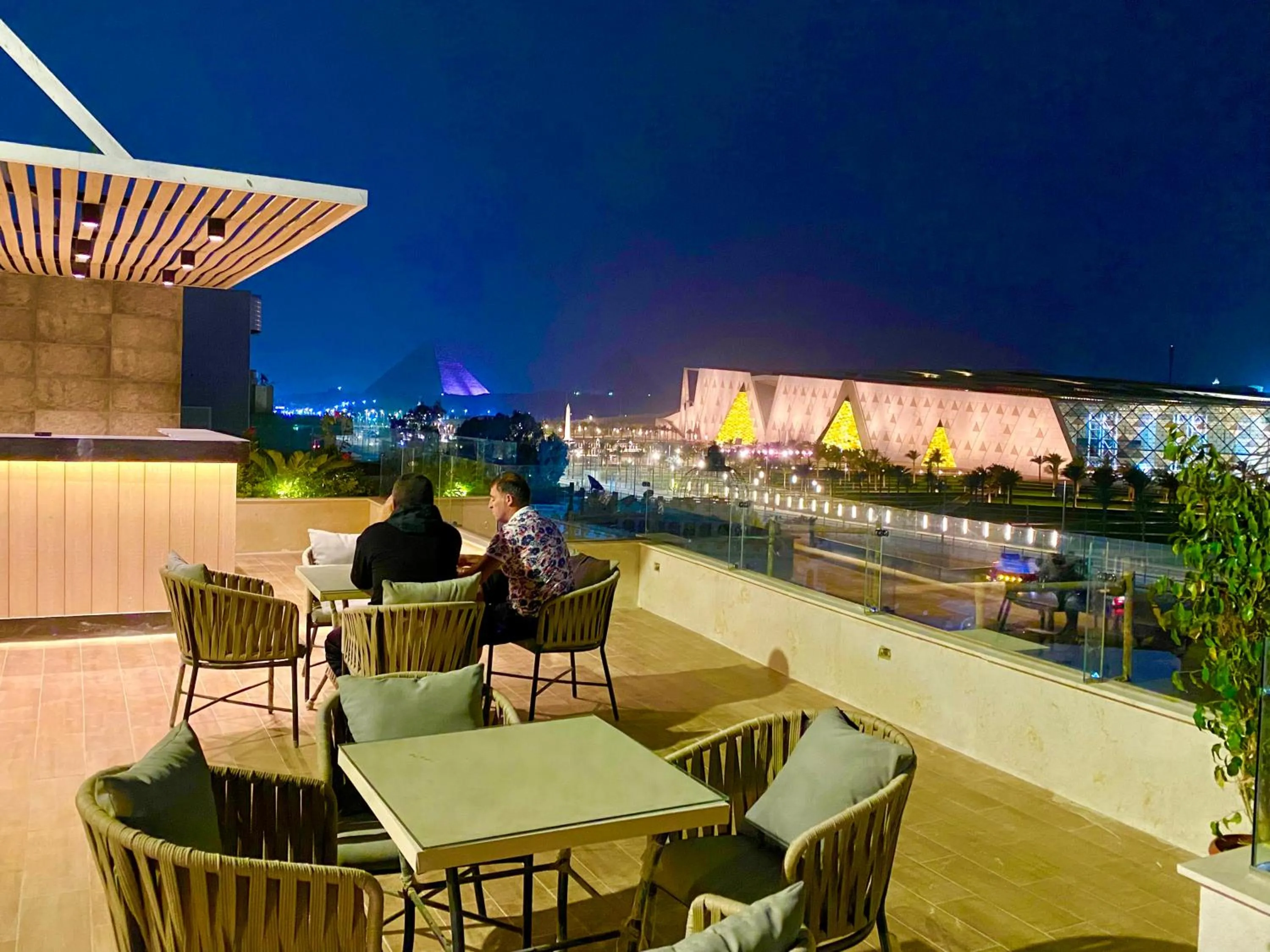 Restaurant/places to eat in New Museum, Pyramids inn